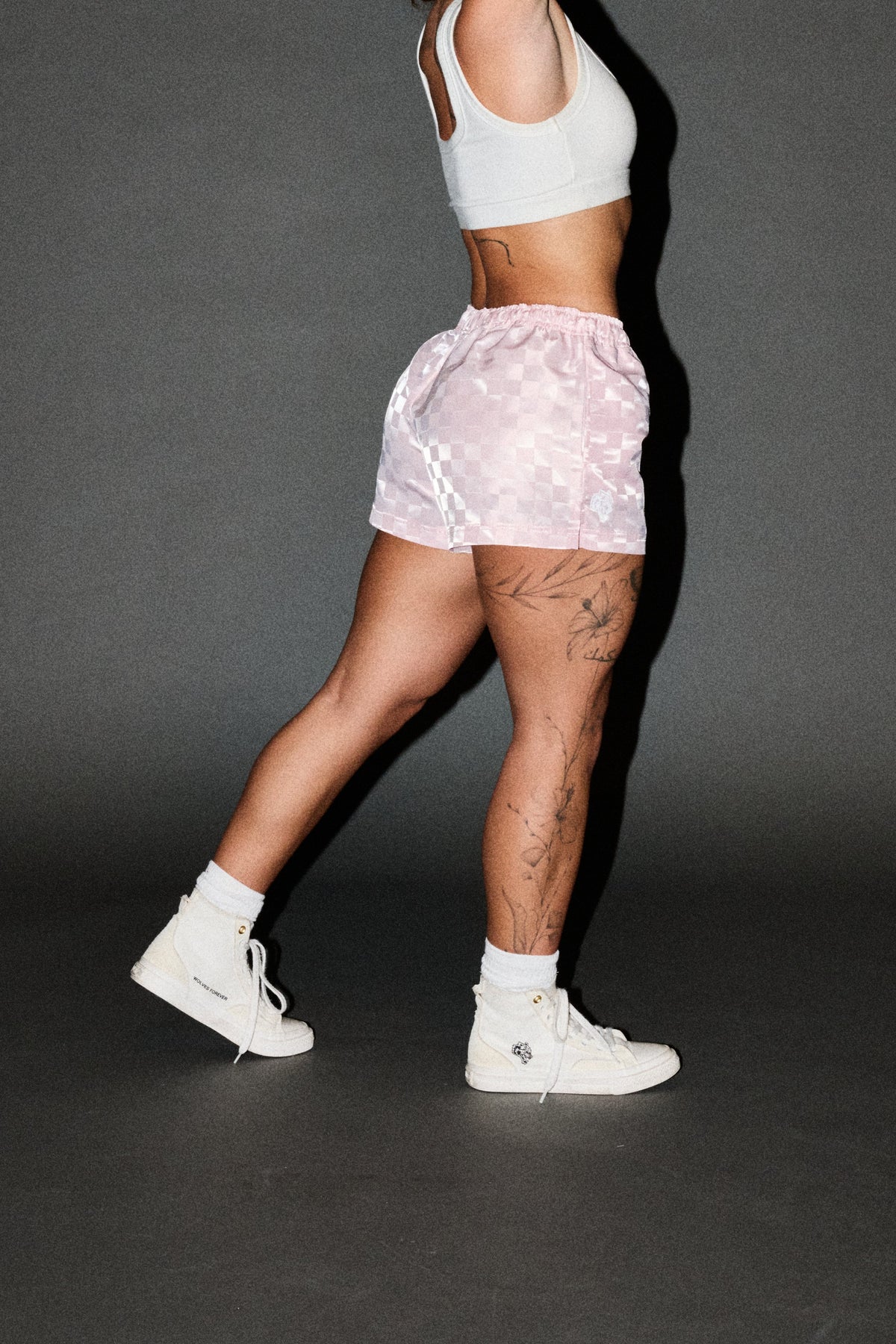 Dual Wolf Roxie Run Shorts In Blush Pink - imagem 6