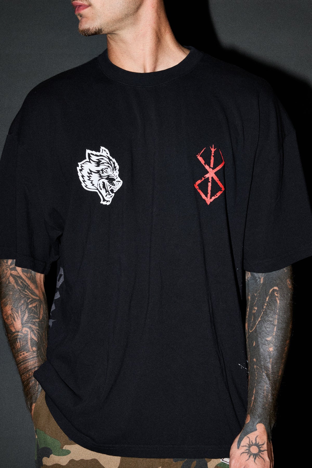 Darc Guts "Side By Side" Series Premium Tee in Black - imagem 7