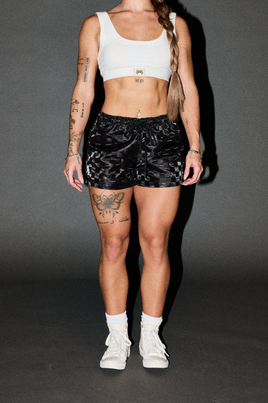Dual Wolf Roxie Run Shorts In Black - imagem 2