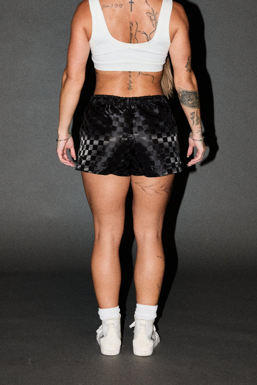 Dual Wolf Roxie Run Shorts In Black - imagem 4