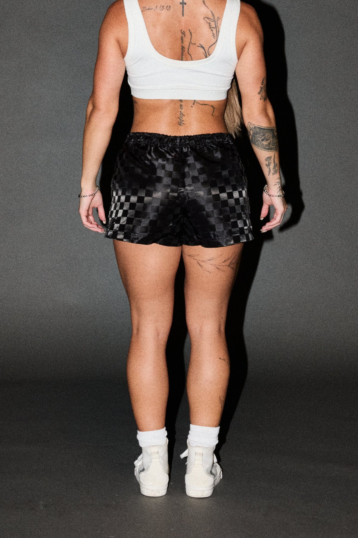Dual Wolf Roxie Run Shorts In Black - imagem 4