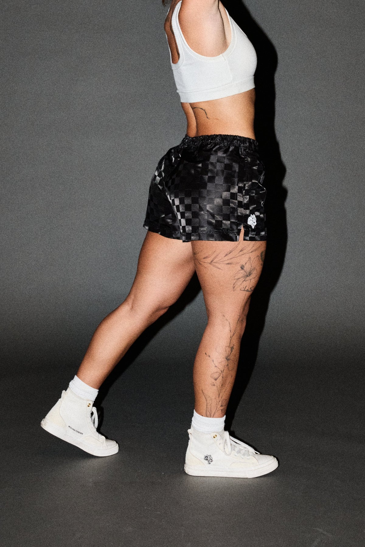 Dual Wolf Roxie Run Shorts In Black - imagem 6