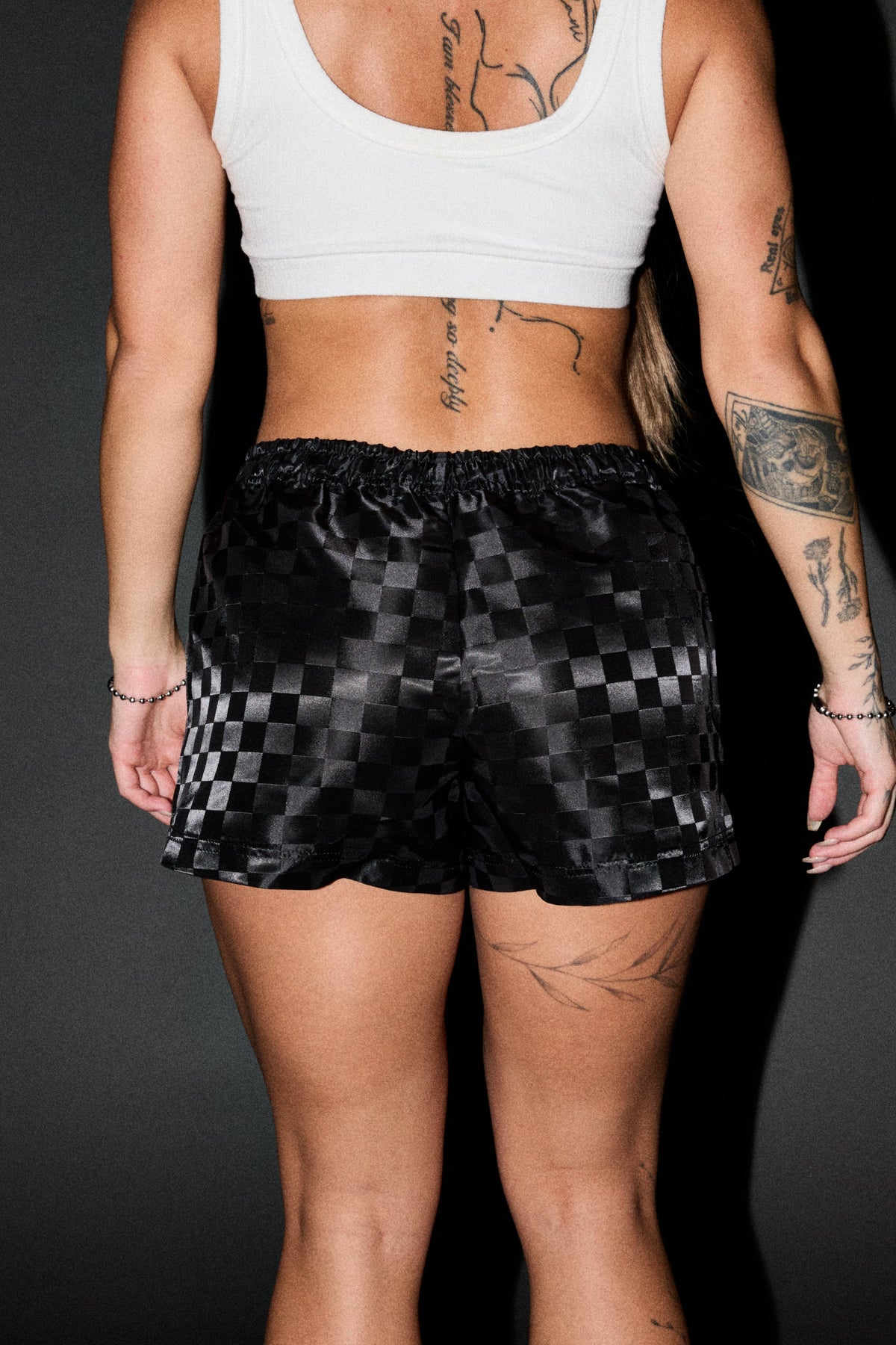 Dual Wolf Roxie Run Shorts In Black - imagem 10