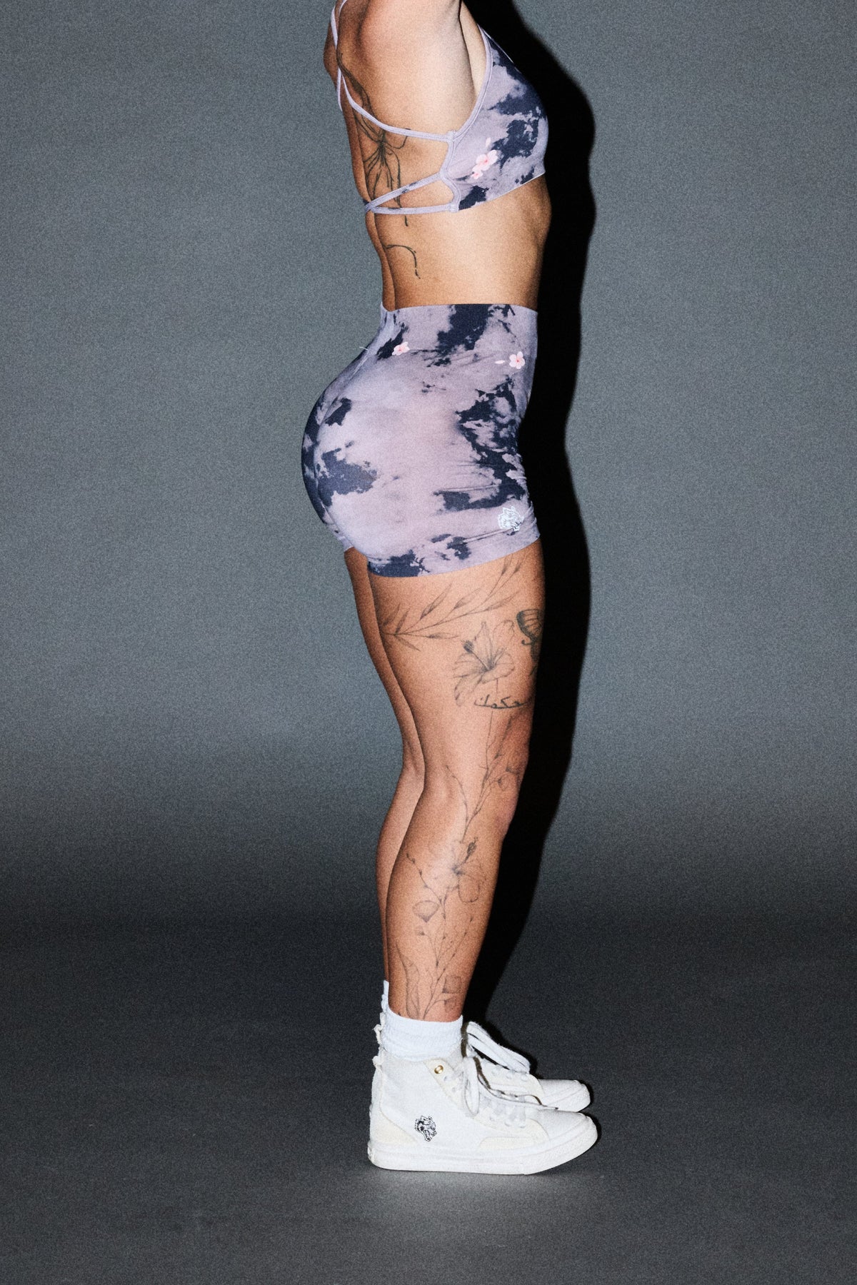 Dual Wolf Harlow Soft Seamless Shorts In Sakura Rose Taupe Clouds — imagem 11