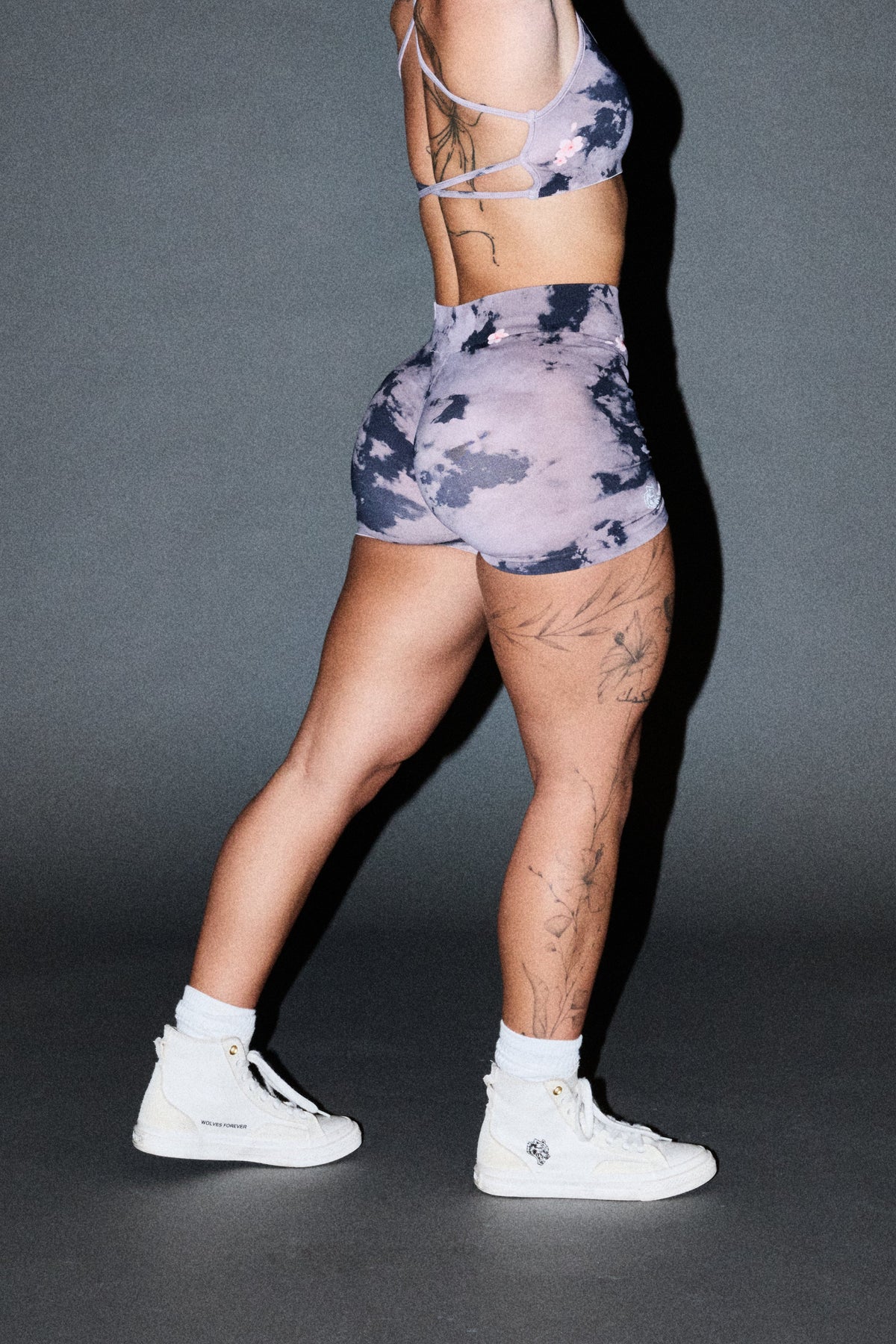 Dual Wolf Harlow Soft Seamless Shorts In Sakura Rose Taupe Clouds — imagem 12