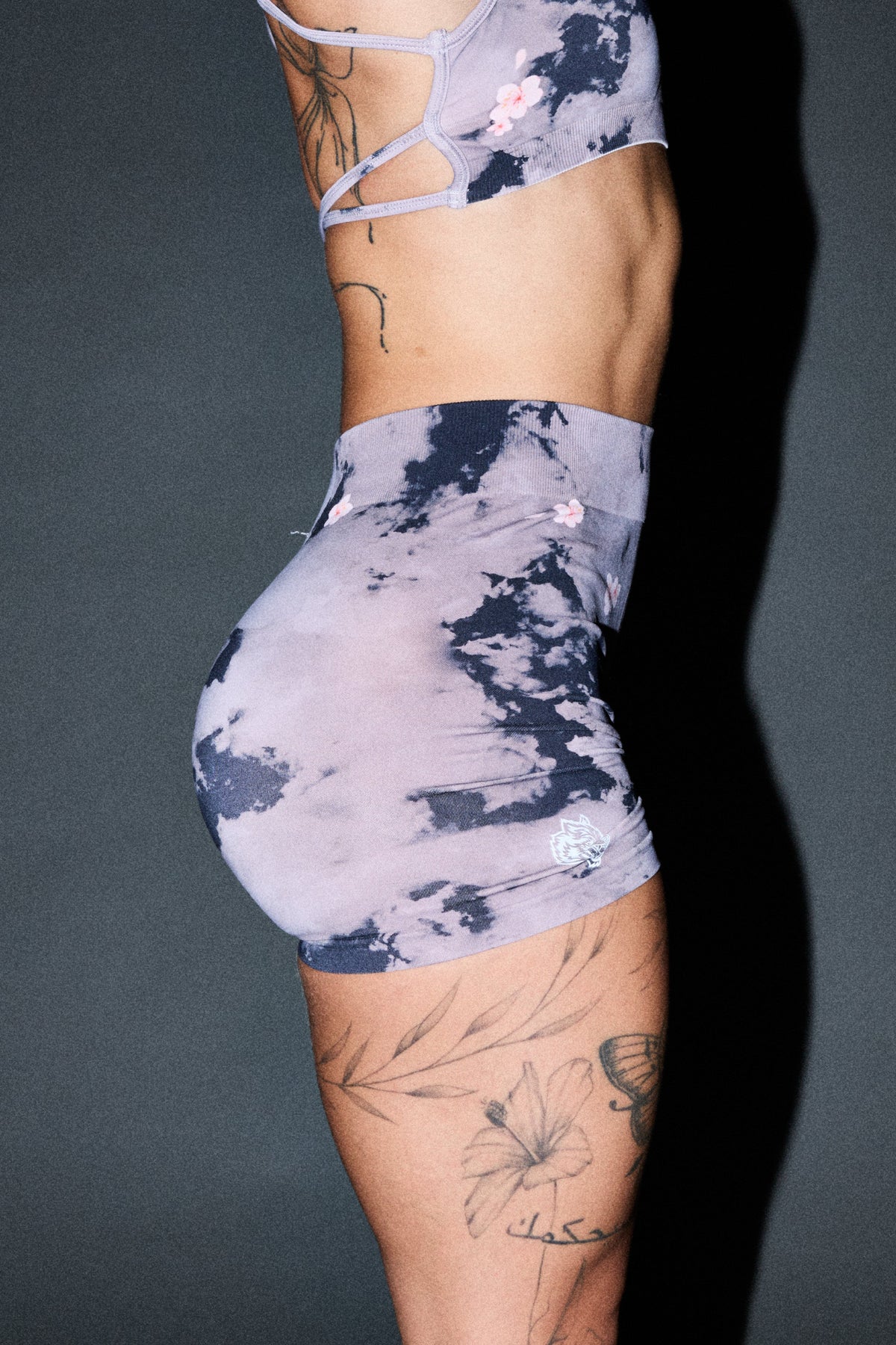 Dual Wolf Harlow Soft Seamless Shorts In Sakura Rose Taupe Clouds — imagem 5