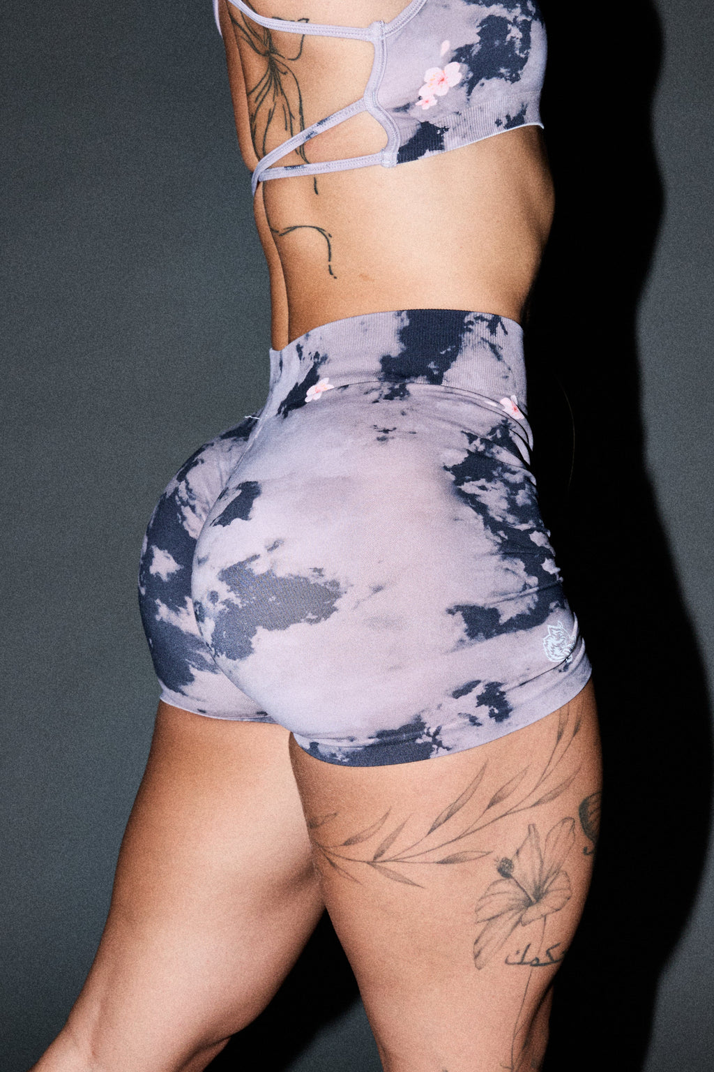Dual Wolf Harlow Soft Seamless Shorts In Sakura Rose Taupe Clouds — imagem 6