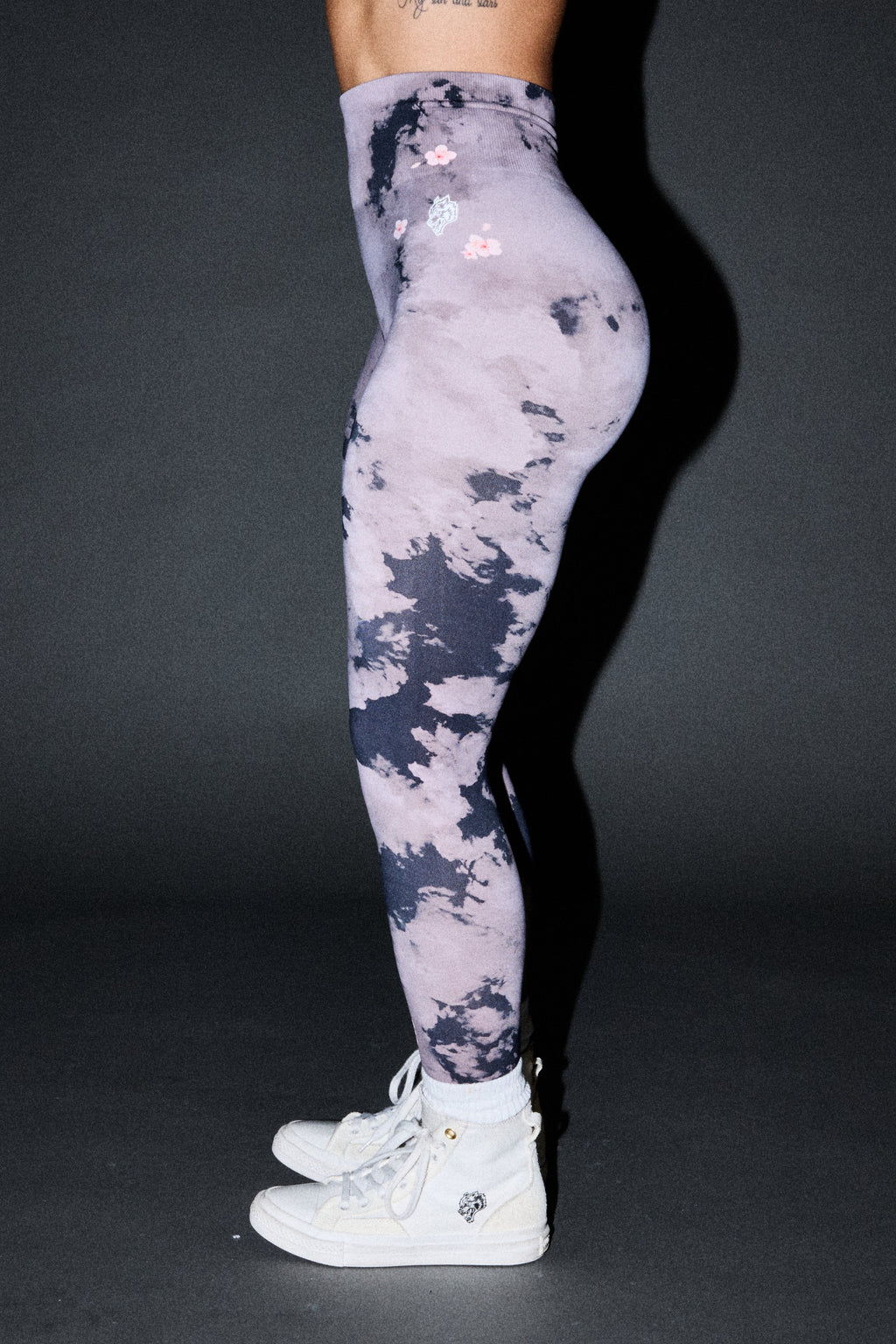 Dual Wolf Skylar Soft Seamless Leggings In Sakura Rose Taupe Clouds — imagem 3
