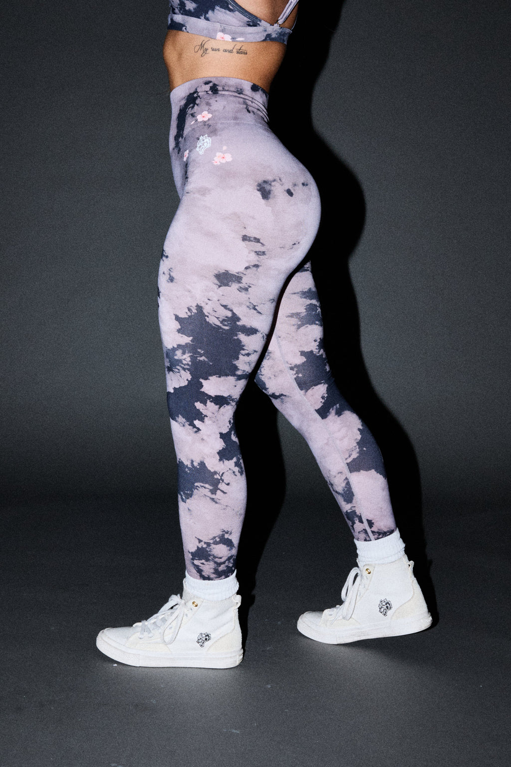 Dual Wolf Skylar Soft Seamless Leggings In Sakura Rose Taupe Clouds — imagem 2