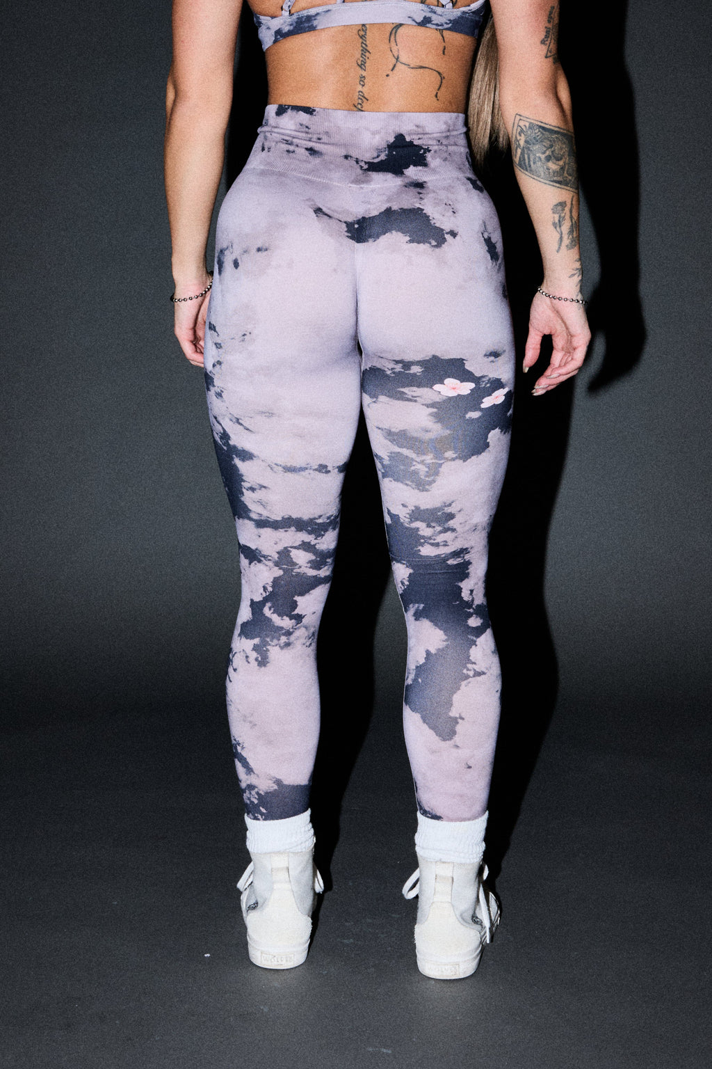 Dual Wolf Skylar Soft Seamless Leggings In Sakura Rose Taupe Clouds — imagem 4