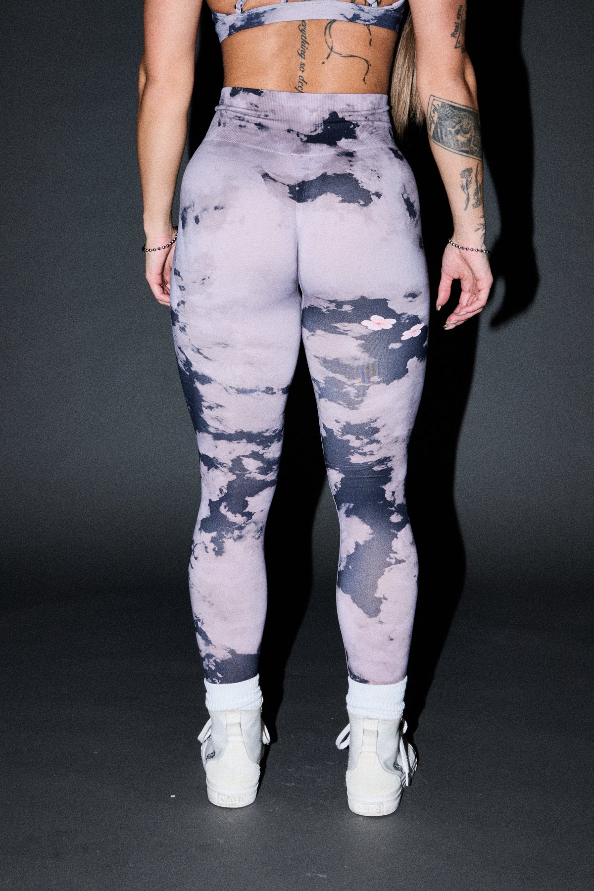 Dual Wolf Skylar Soft Seamless Leggings In Sakura Rose Taupe Clouds — imagem 4