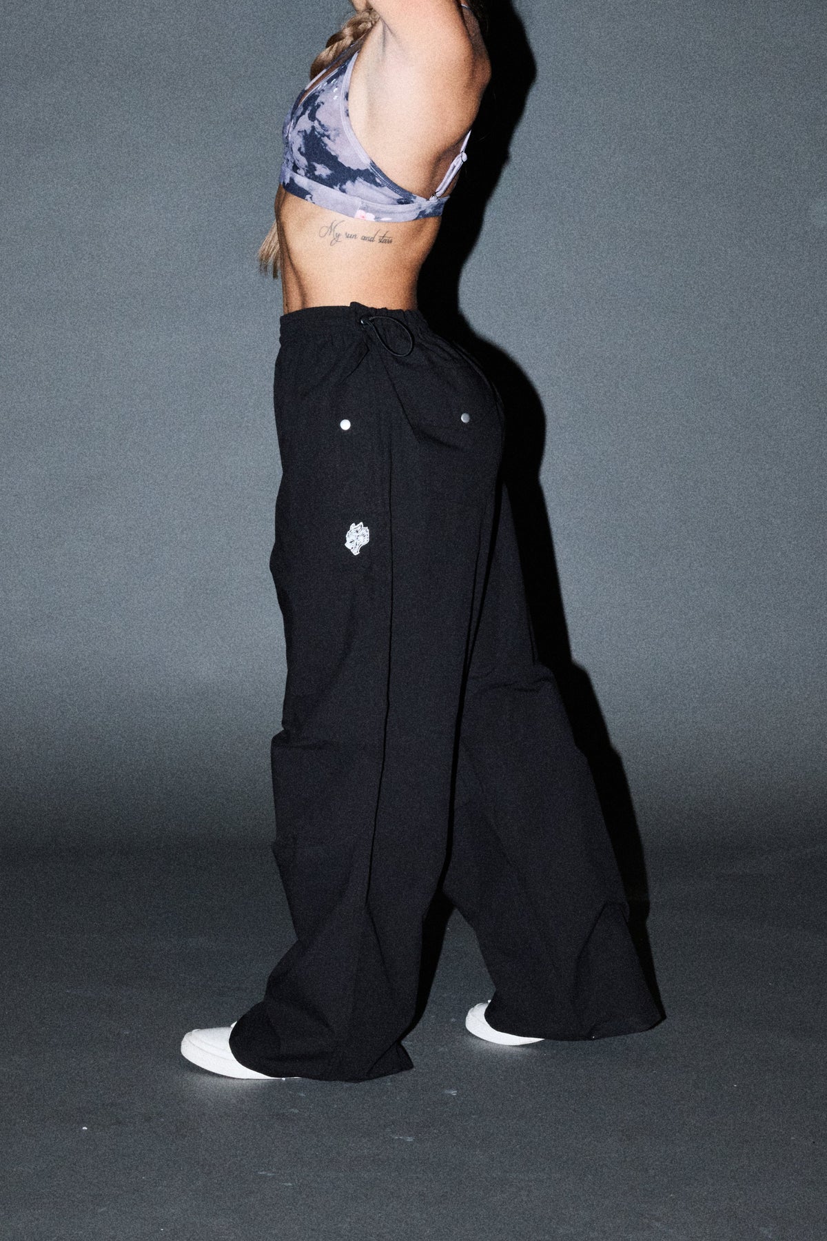 Dual Wolf Haven Pants In Black — imagem 3