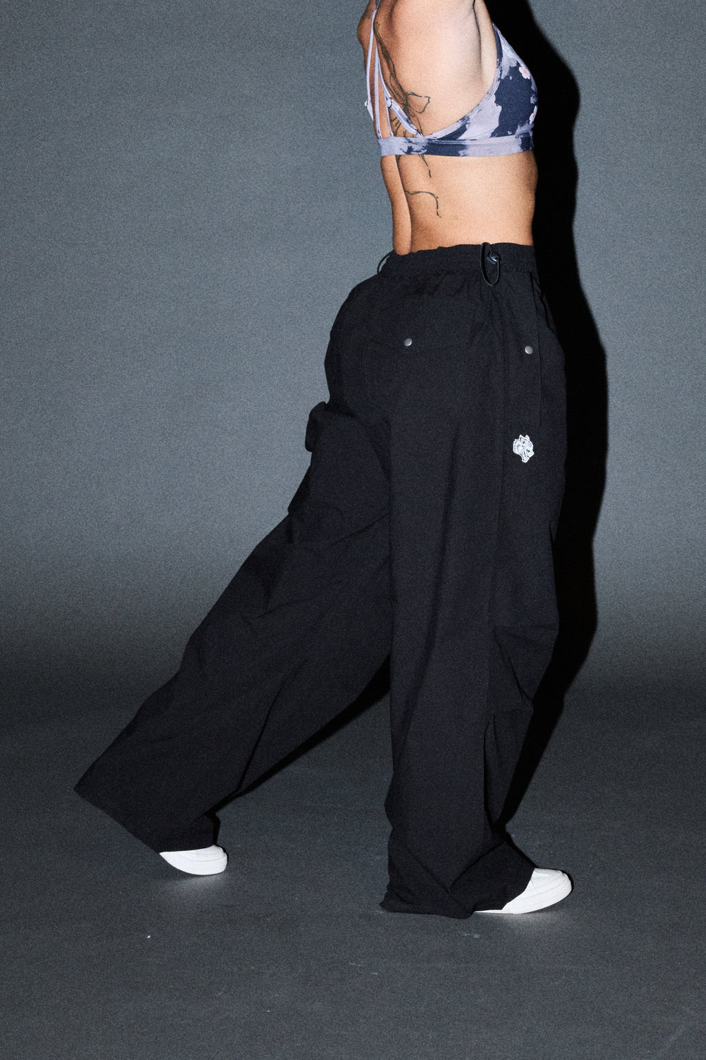 Dual Wolf Haven Pants In Black — imagem 6