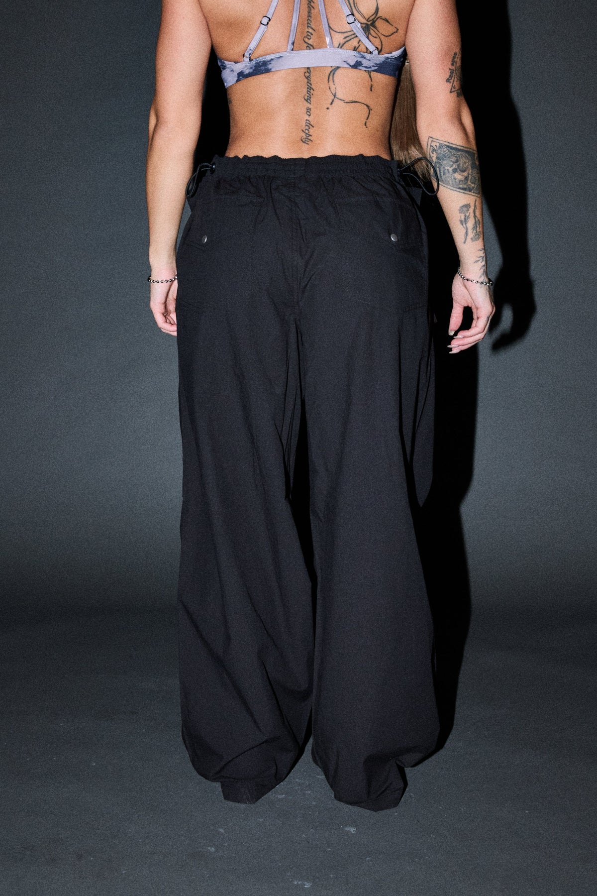 Dual Wolf Haven Pants In Black — imagem 11
