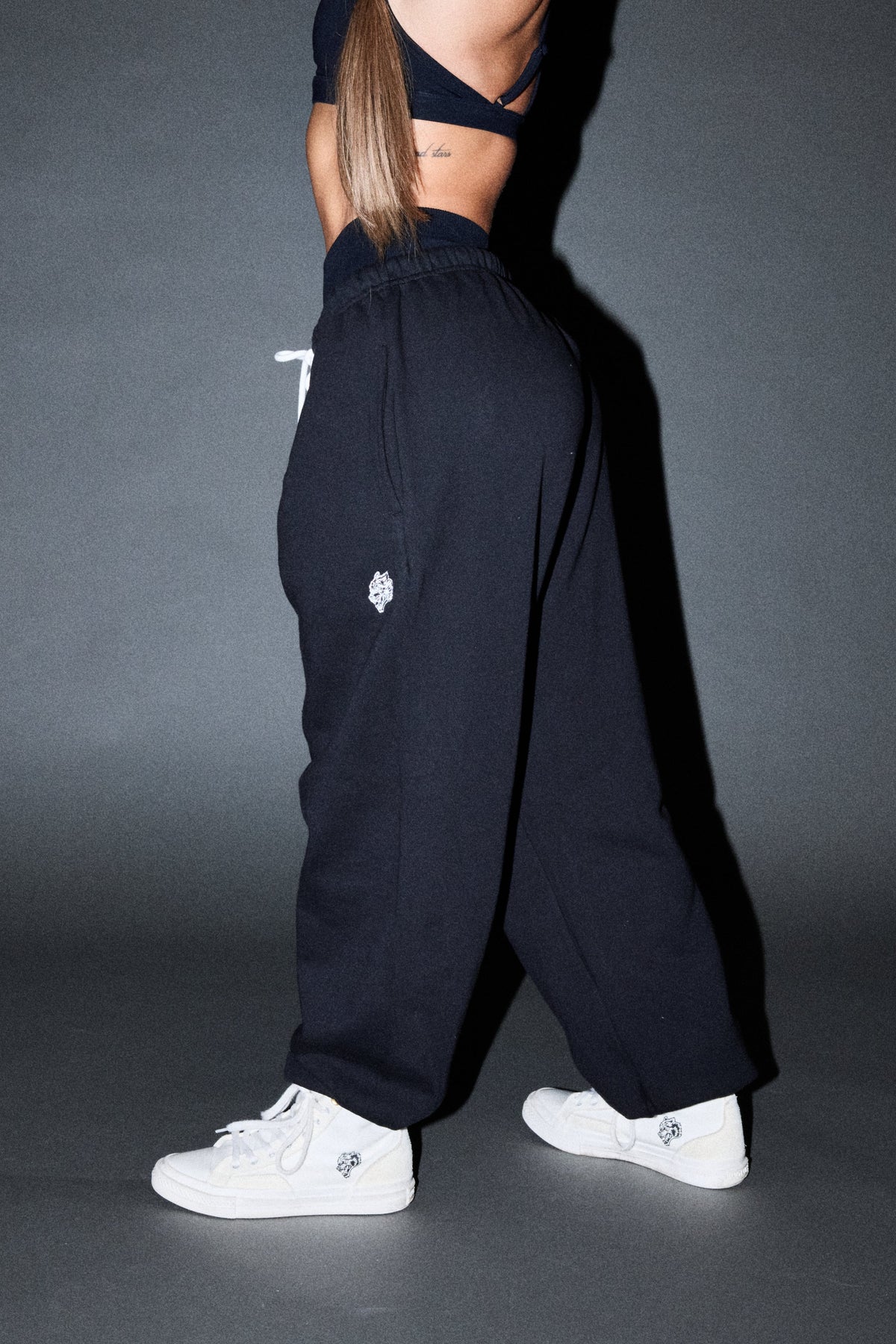 Dual Wolf Lightweight Lounger Sweat Pants In Black — imagem 4