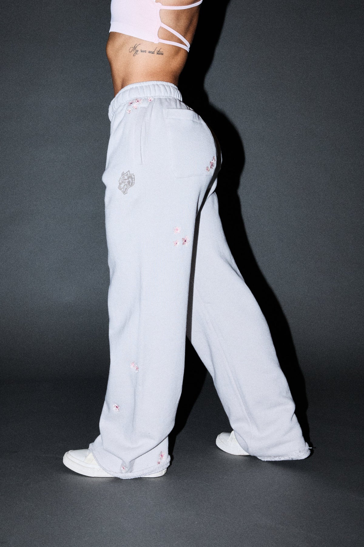 Dual Wolf Sakura Premium Big Cozy Sweats In Stone — imagem 3