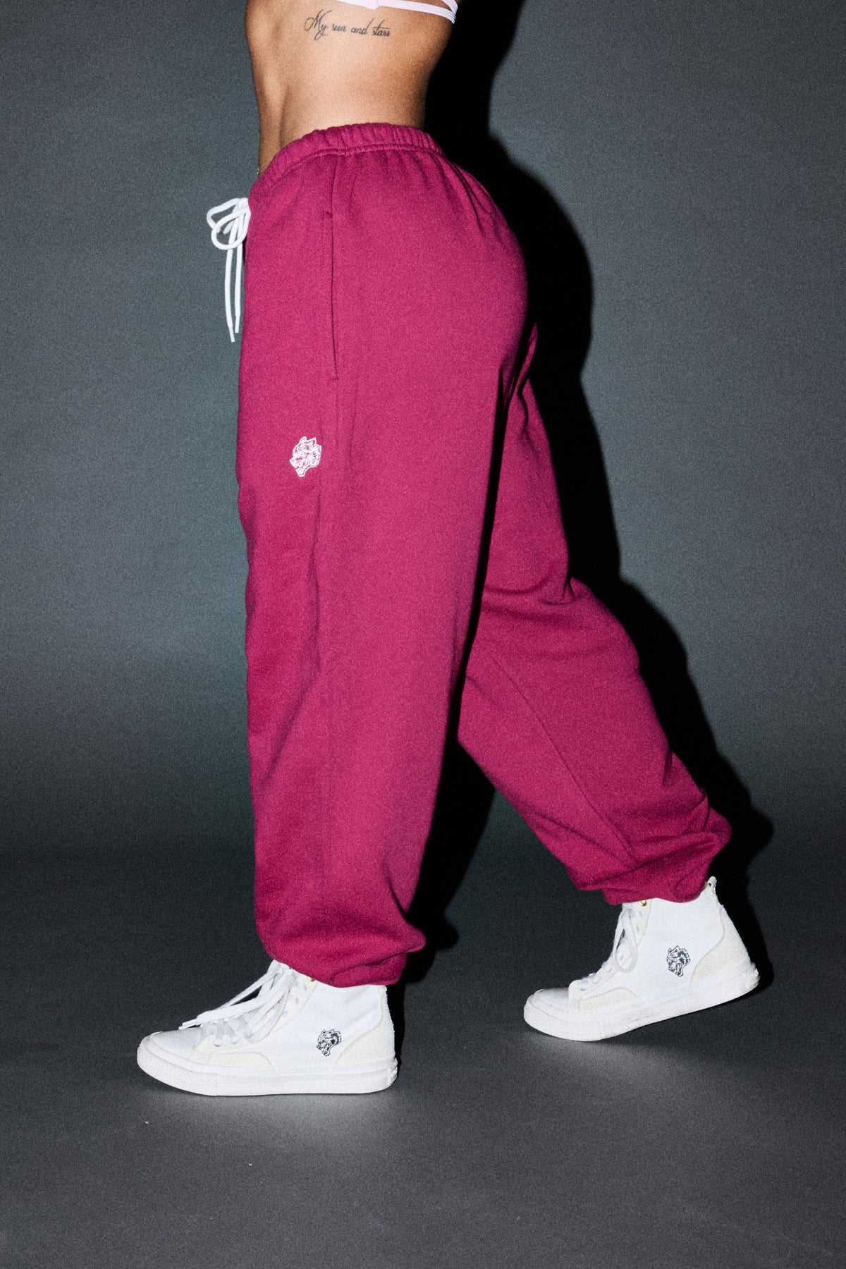Dual Wolf Lightweight Lounger Sweat Pants In Deep Raspberry — imagem 3