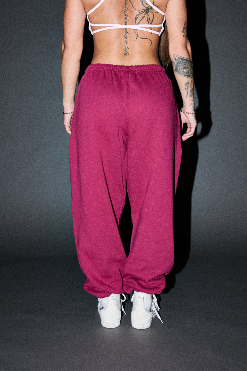 Dual Wolf Lightweight Lounger Sweat Pants In Deep Raspberry — imagem 4