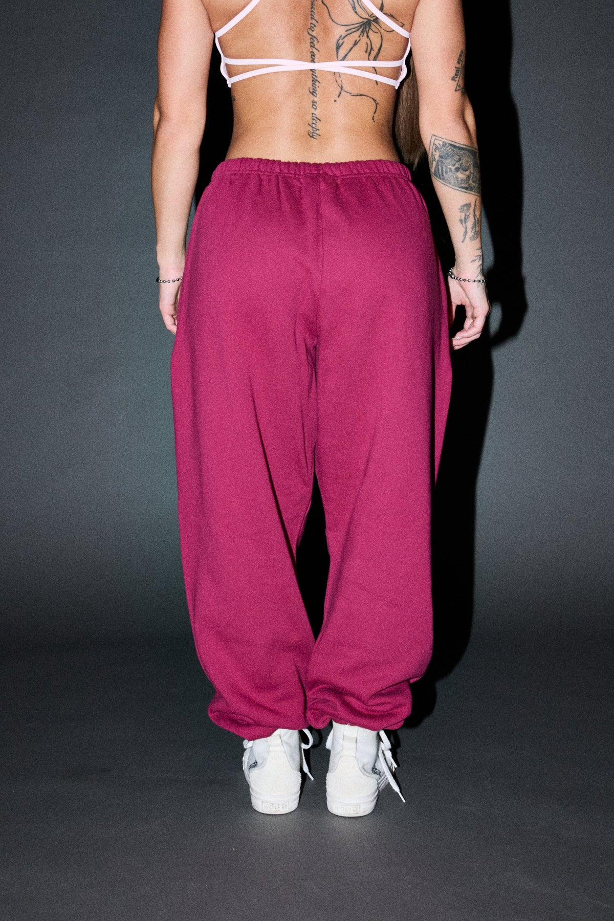 Dual Wolf Lightweight Lounger Sweat Pants In Deep Raspberry — imagem 4