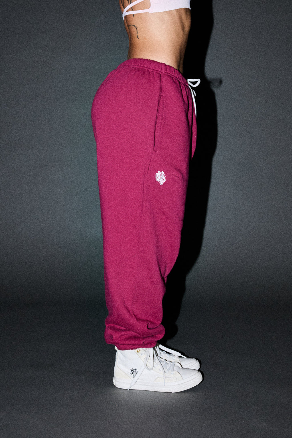 Dual Wolf Lightweight Lounger Sweat Pants In Deep Raspberry — imagem 5