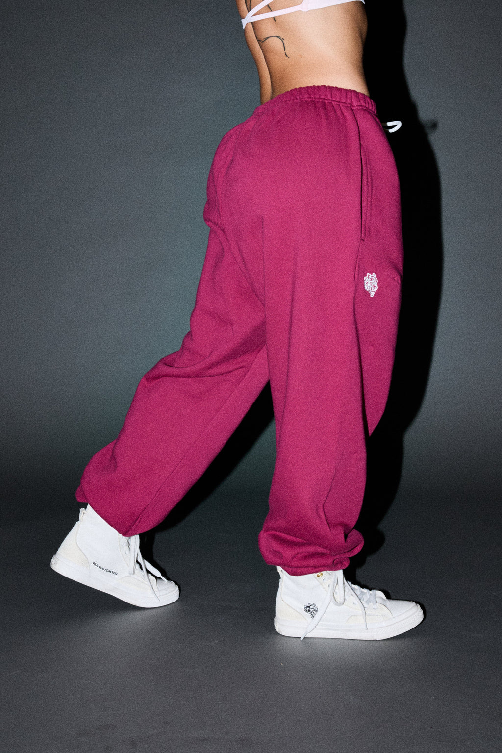 Dual Wolf Lightweight Lounger Sweat Pants In Deep Raspberry — imagem 6