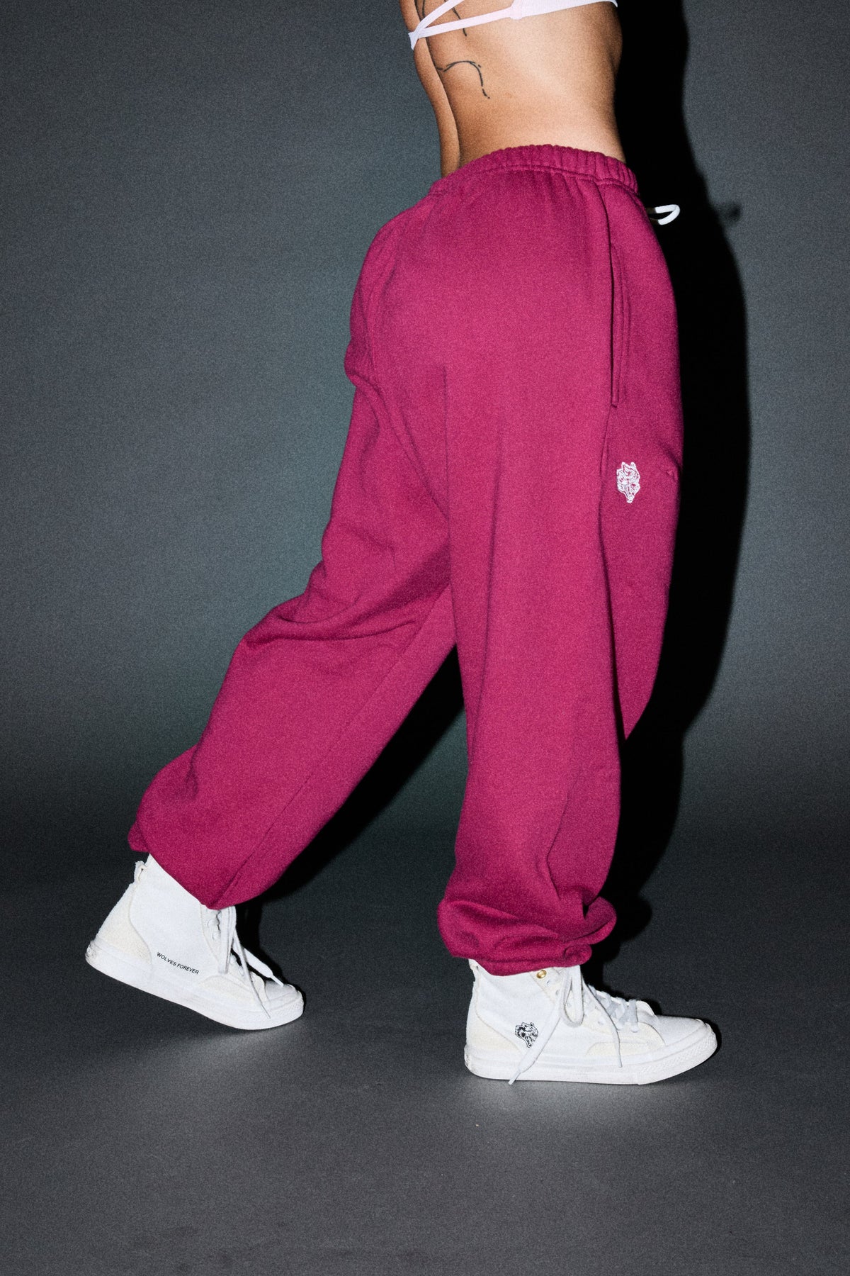 Dual Wolf Lightweight Lounger Sweat Pants In Deep Raspberry — imagem 6