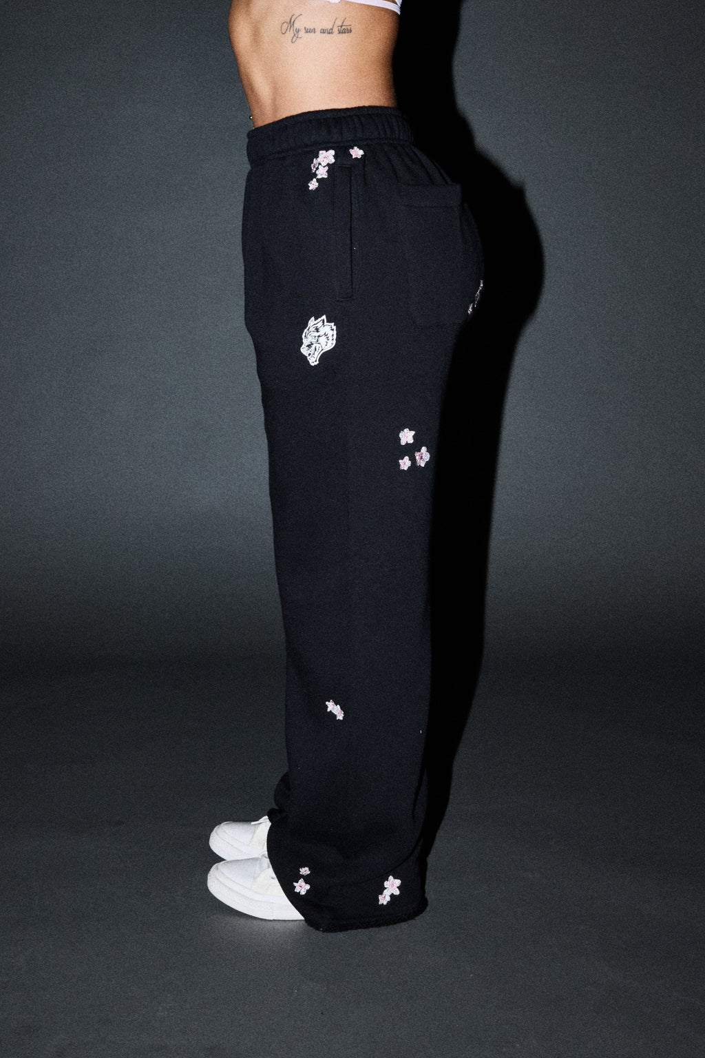 Dual Wolf Sakura Premium Big Cozy Sweats In Black — imagem 2