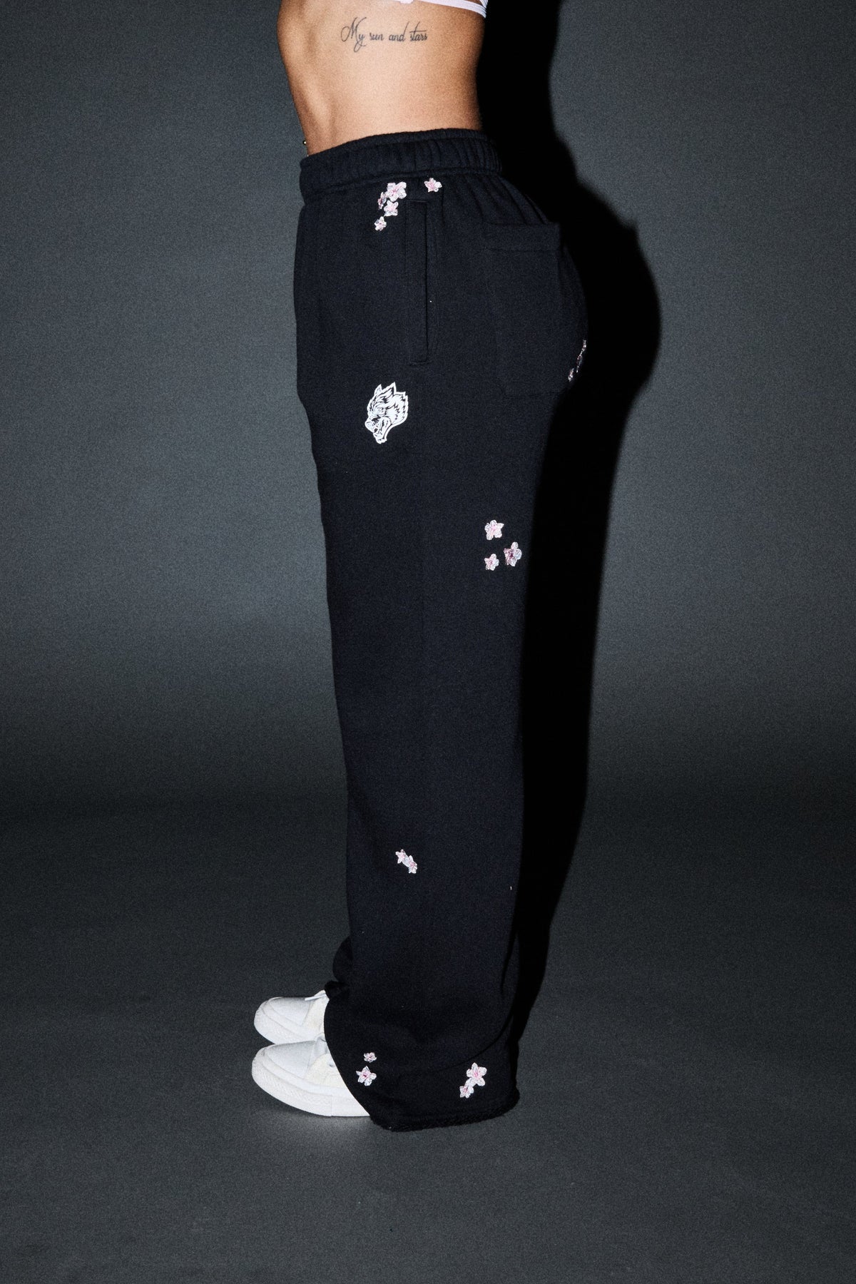 Dual Wolf Sakura Premium Big Cozy Sweats In Black — imagem 2