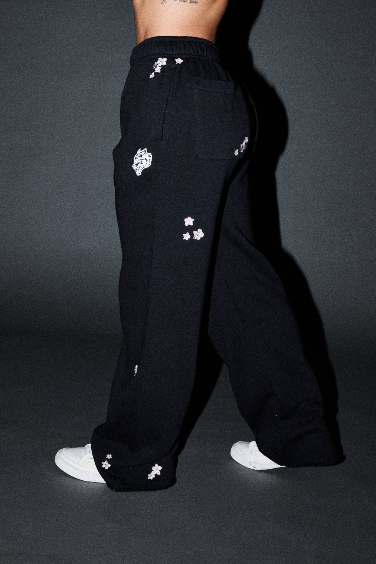 Dual Wolf Sakura Premium Big Cozy Sweats In Black — imagem 3