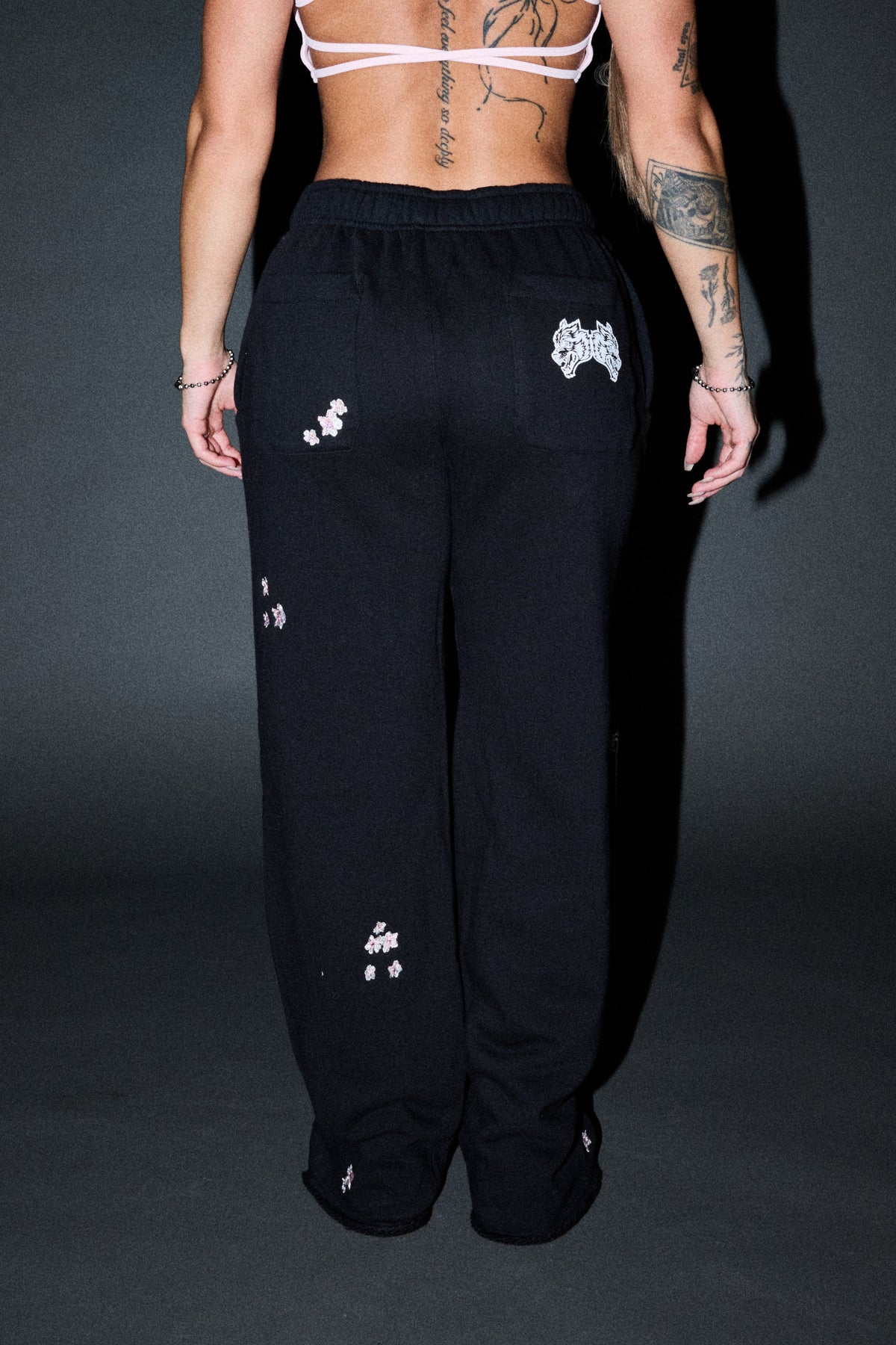 Dual Wolf Sakura Premium Big Cozy Sweats In Black — imagem 4