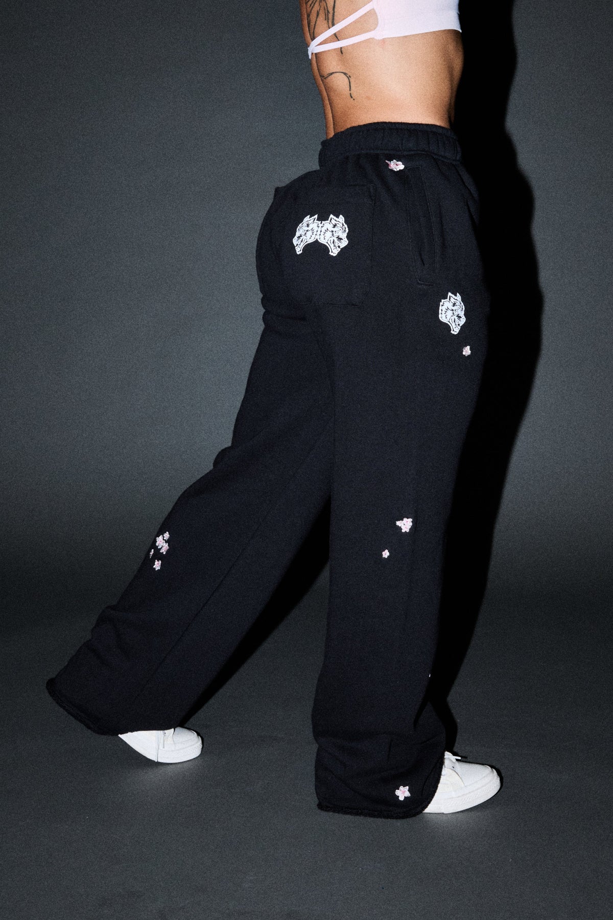 Dual Wolf Sakura Premium Big Cozy Sweats In Black — imagem 6