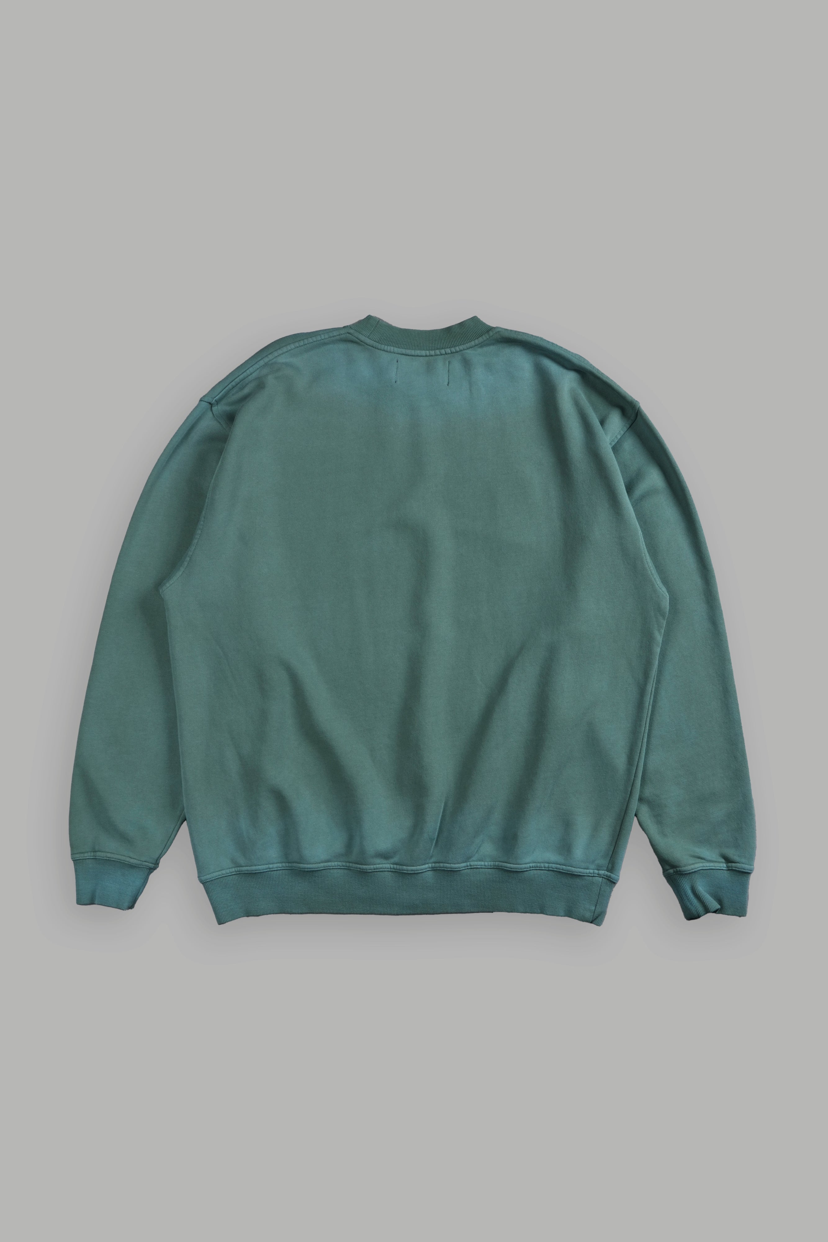 Wolves Forever London Unisex Crewneck in Hunter Green Driftwash — imagem 3
