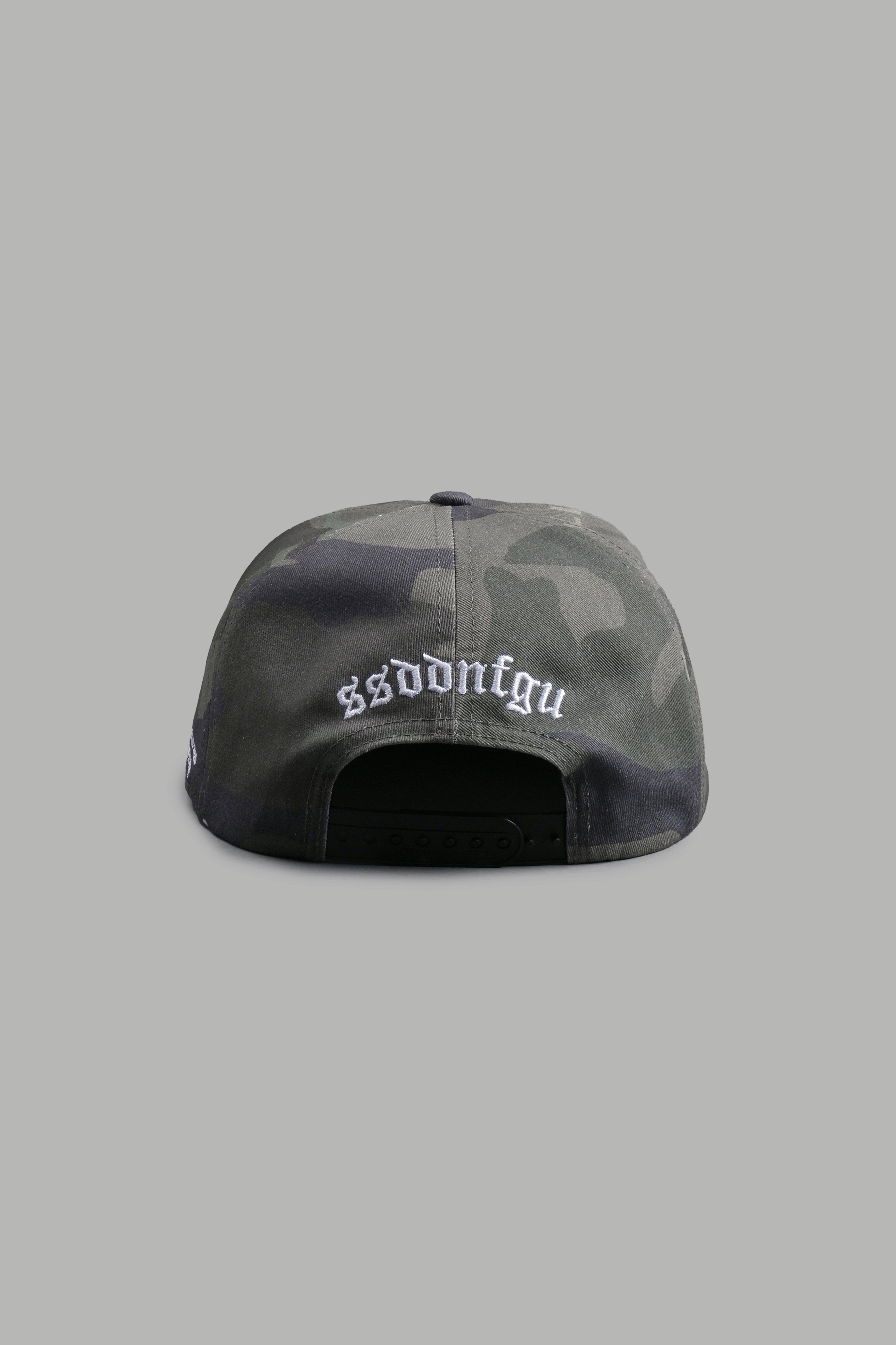 Midnight Wolves Vintage 5 Panel Hat in Vintage Blossom Woodland Camo — imagem 3
