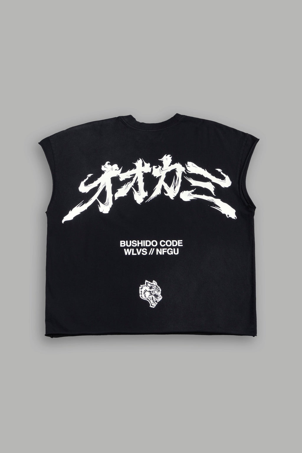 Okami Bushido Grunge Cut-Off Mid Length Raw Hem Tee in Black Sun Fade — imagem 2