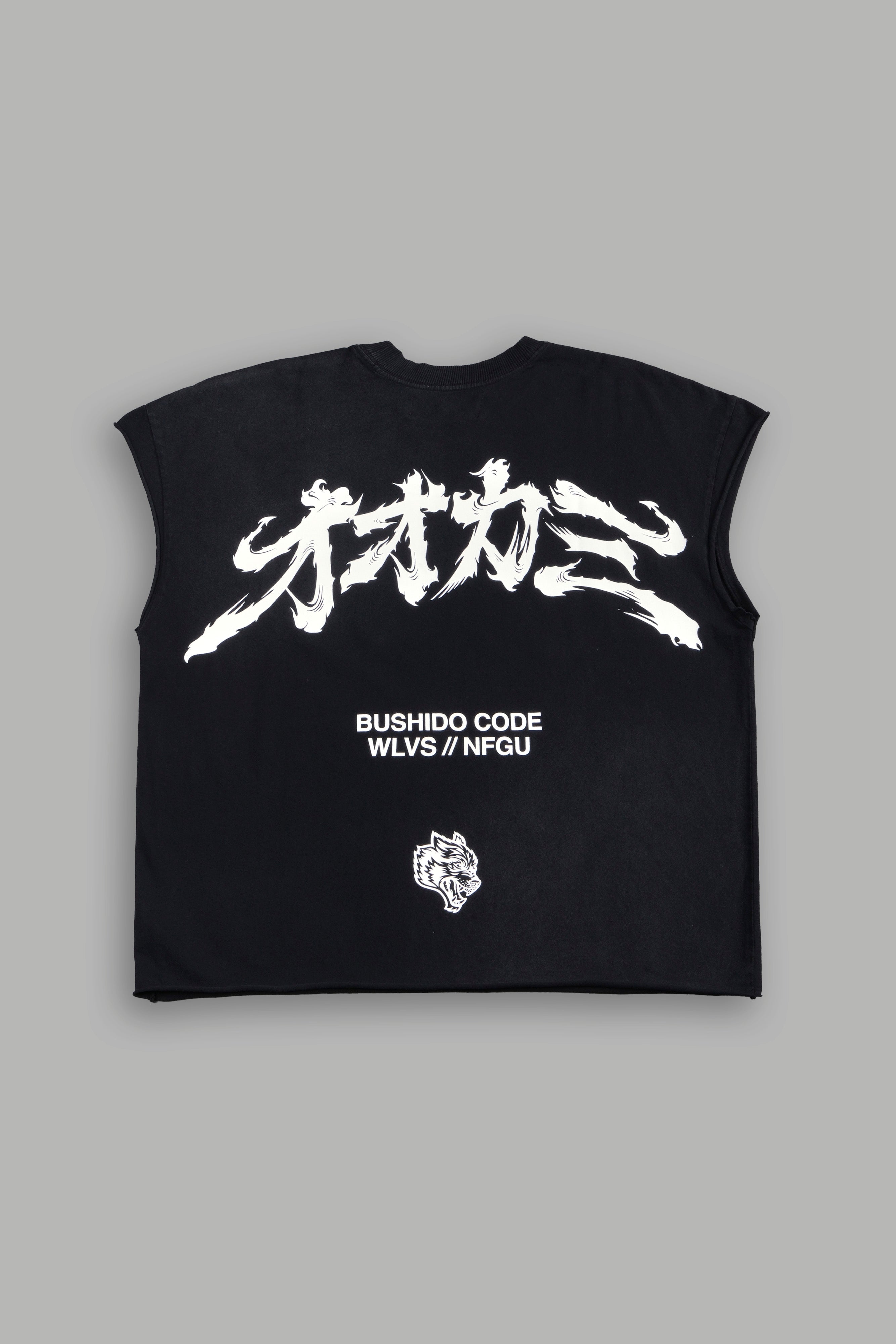 Okami Bushido Grunge Cut-Off Mid Length Raw Hem Tee in Black Sun Fade — imagem 2