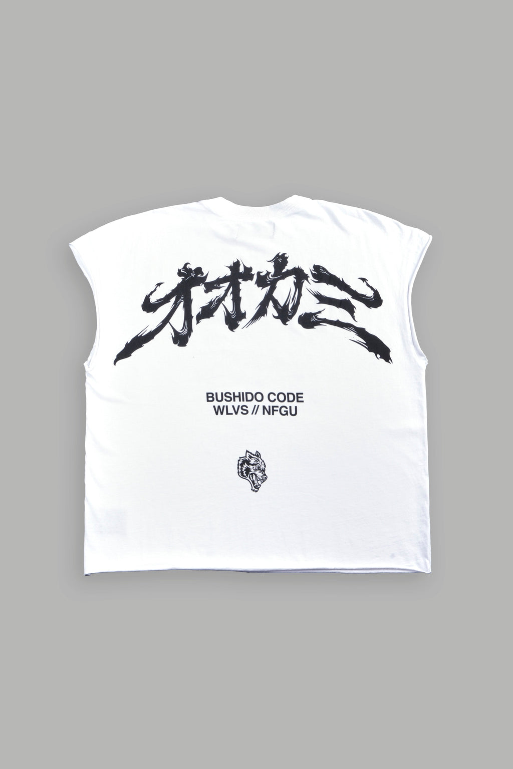 Okami Bushido Grunge Cut-Off Mid Length Raw Hem Tee in White — imagem 3