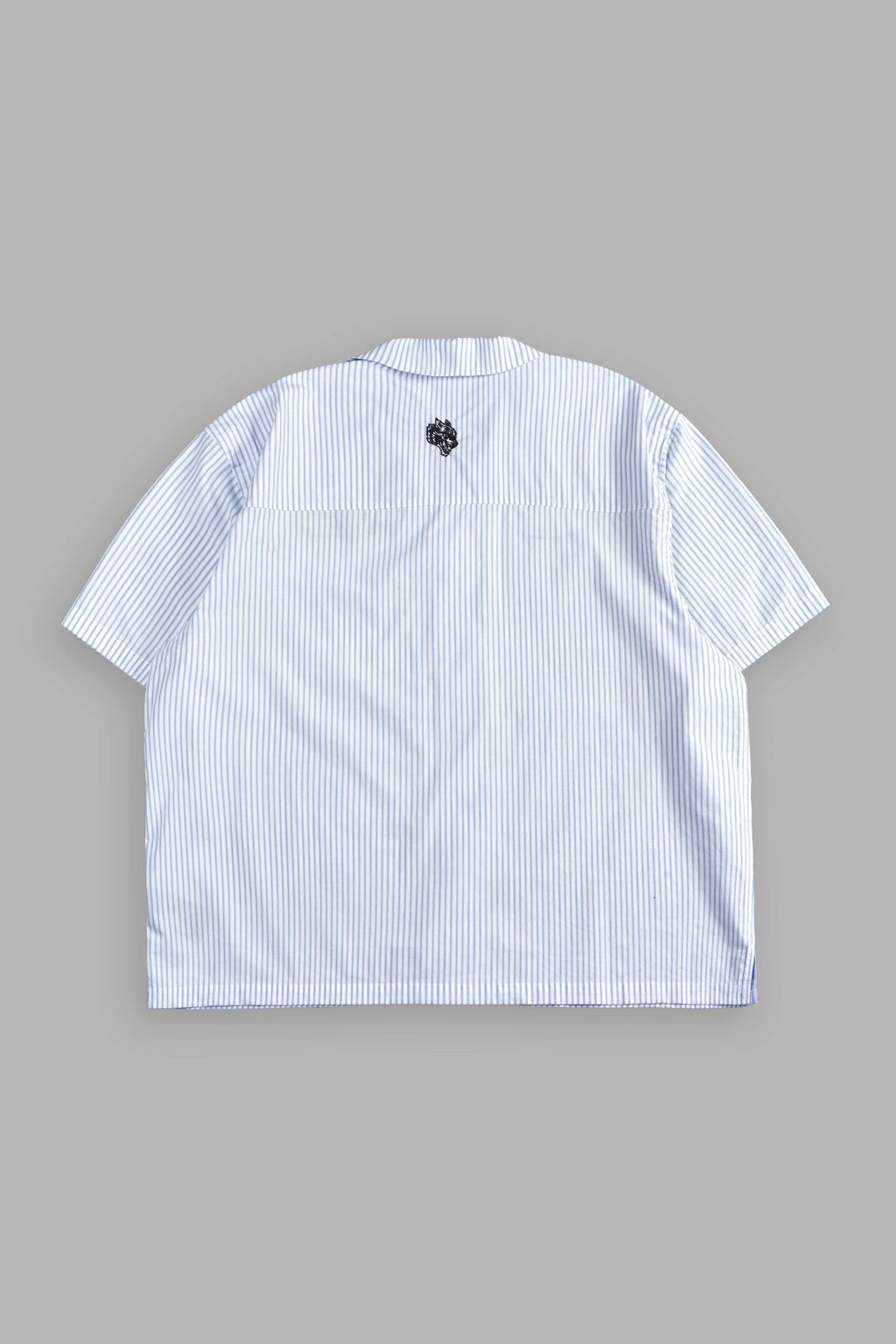Ride With Us Dalton Mid Length Button Up in White/Blue — imagem 3