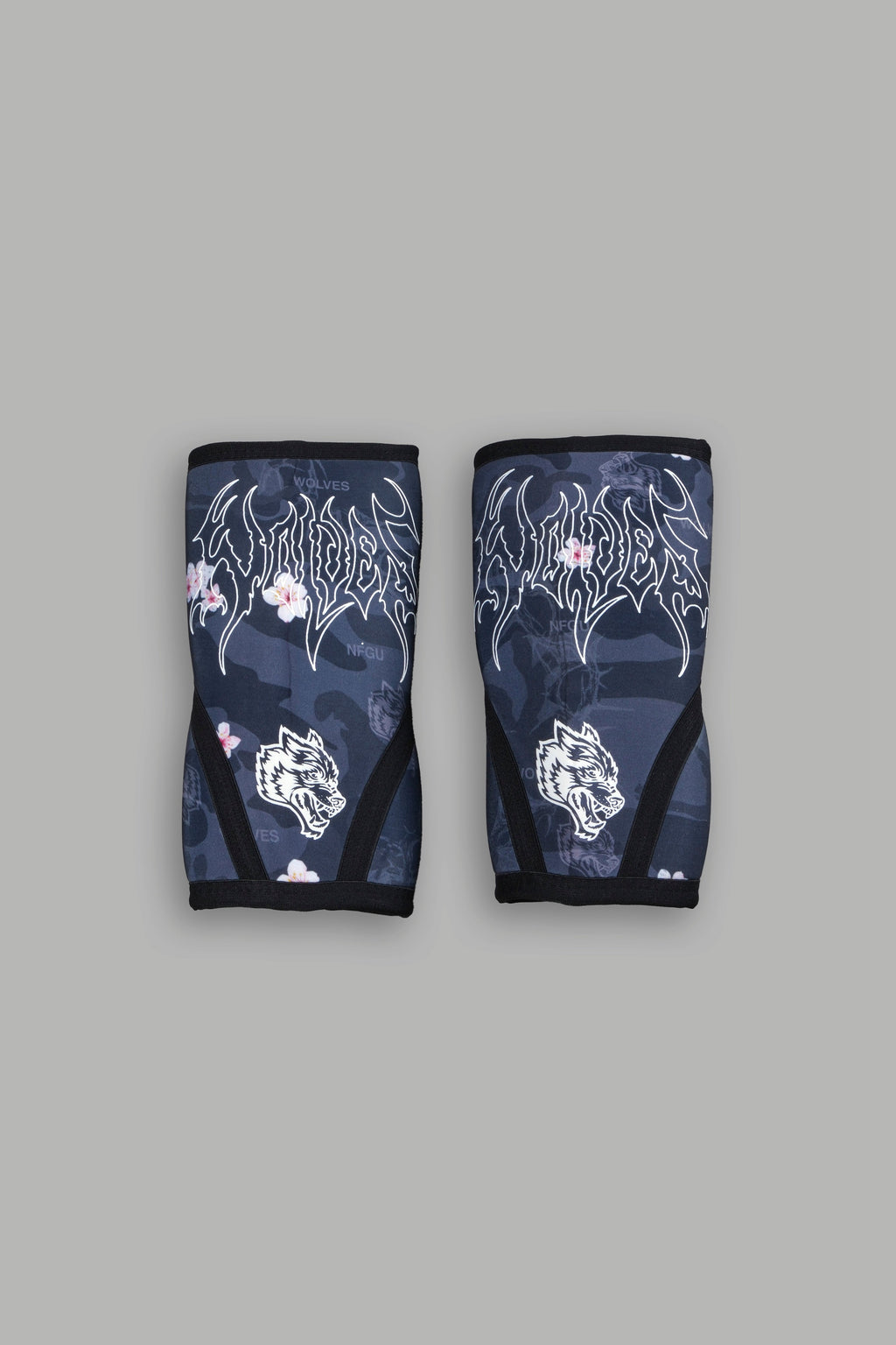 Warrior In The Garden Print Elbow Sleeves in Warrior In A Garden Black Camo — imagem 1