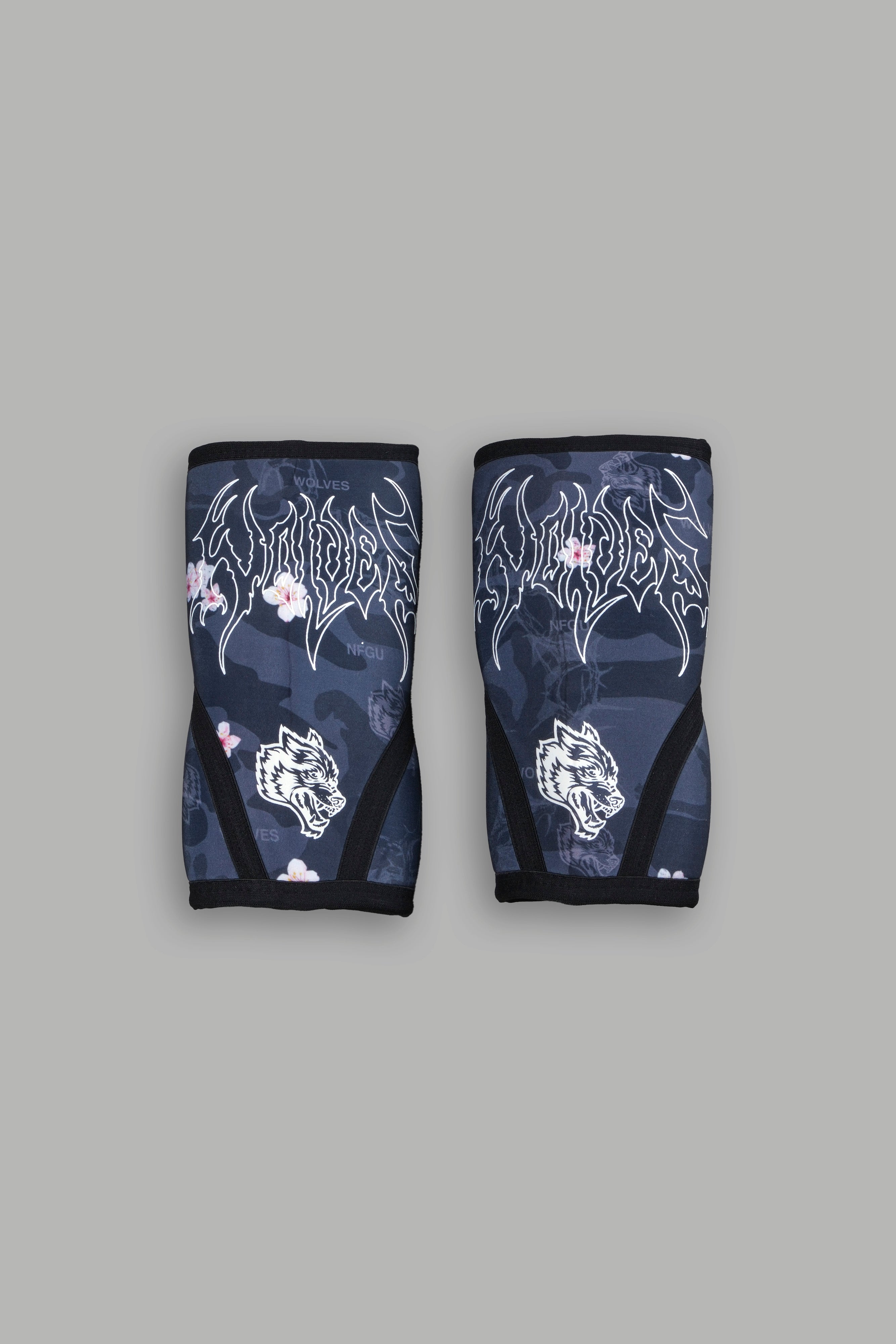 Warrior In The Garden Print Elbow Sleeves in Warrior In A Garden Black Camo — imagem 1