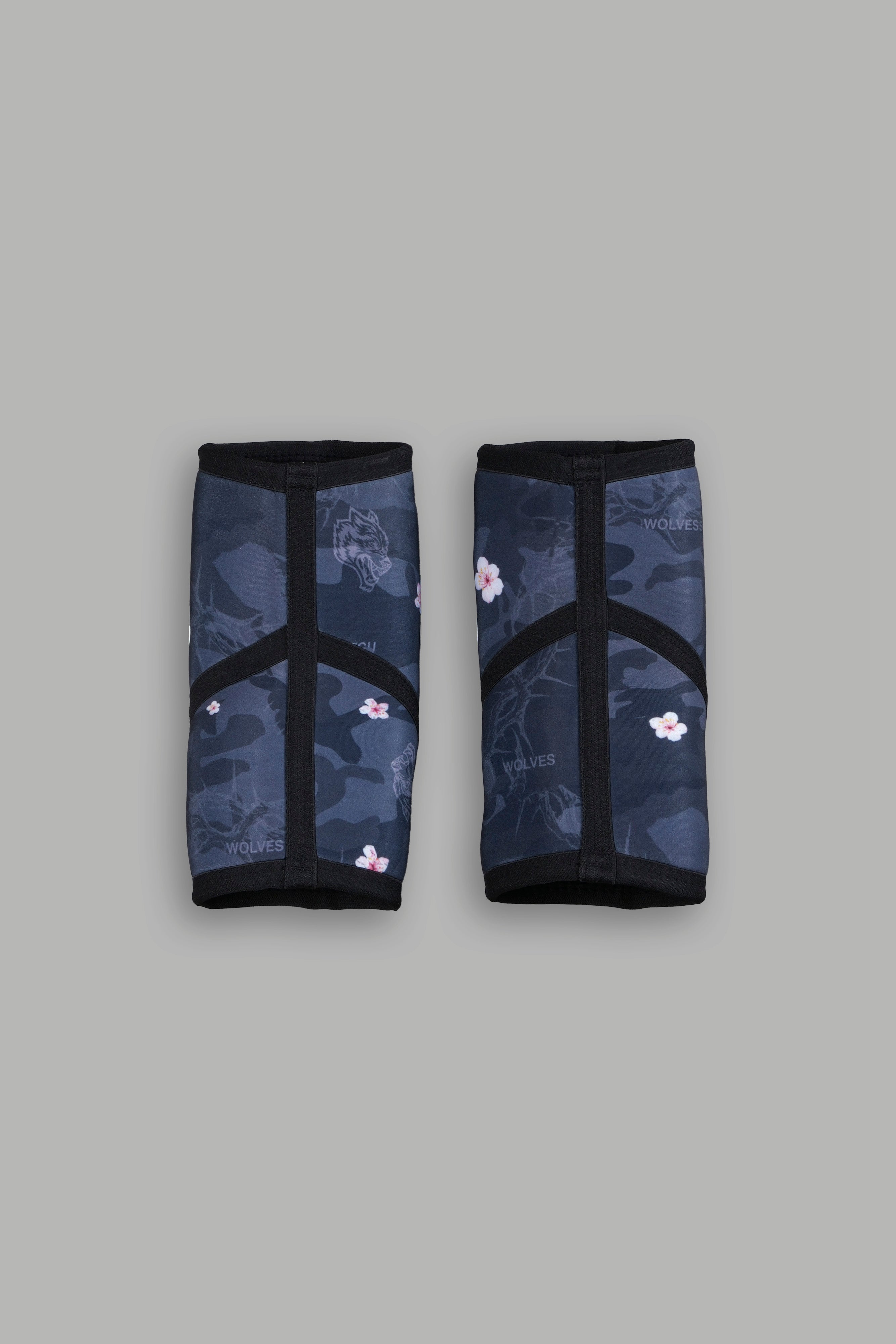 Warrior In The Garden Print Elbow Sleeves in Warrior In A Garden Black Camo — imagem 2
