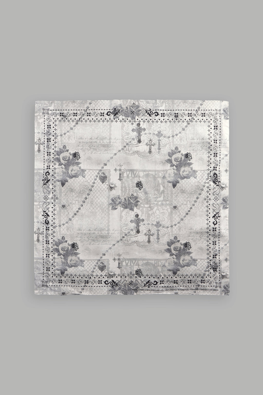 Wolves Pyramid Babushka Scarf In Ceniza Y Rosas