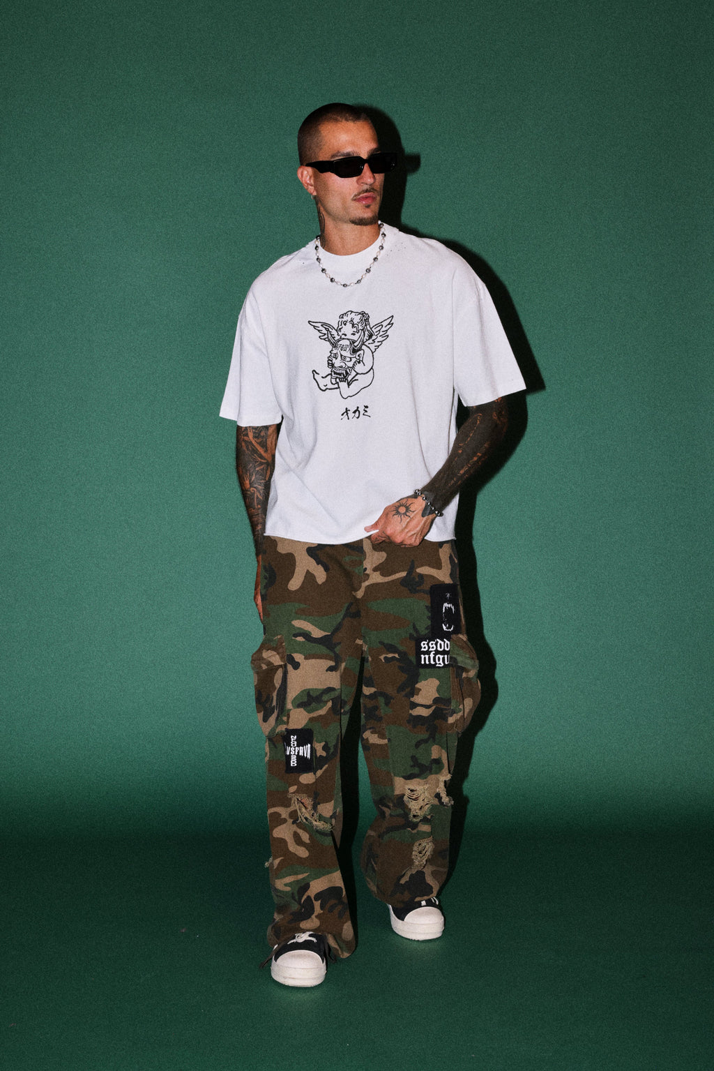 Oni Cherub Distressed Grunge Mid Length Raw Hem Tee in Cream — imagem 4