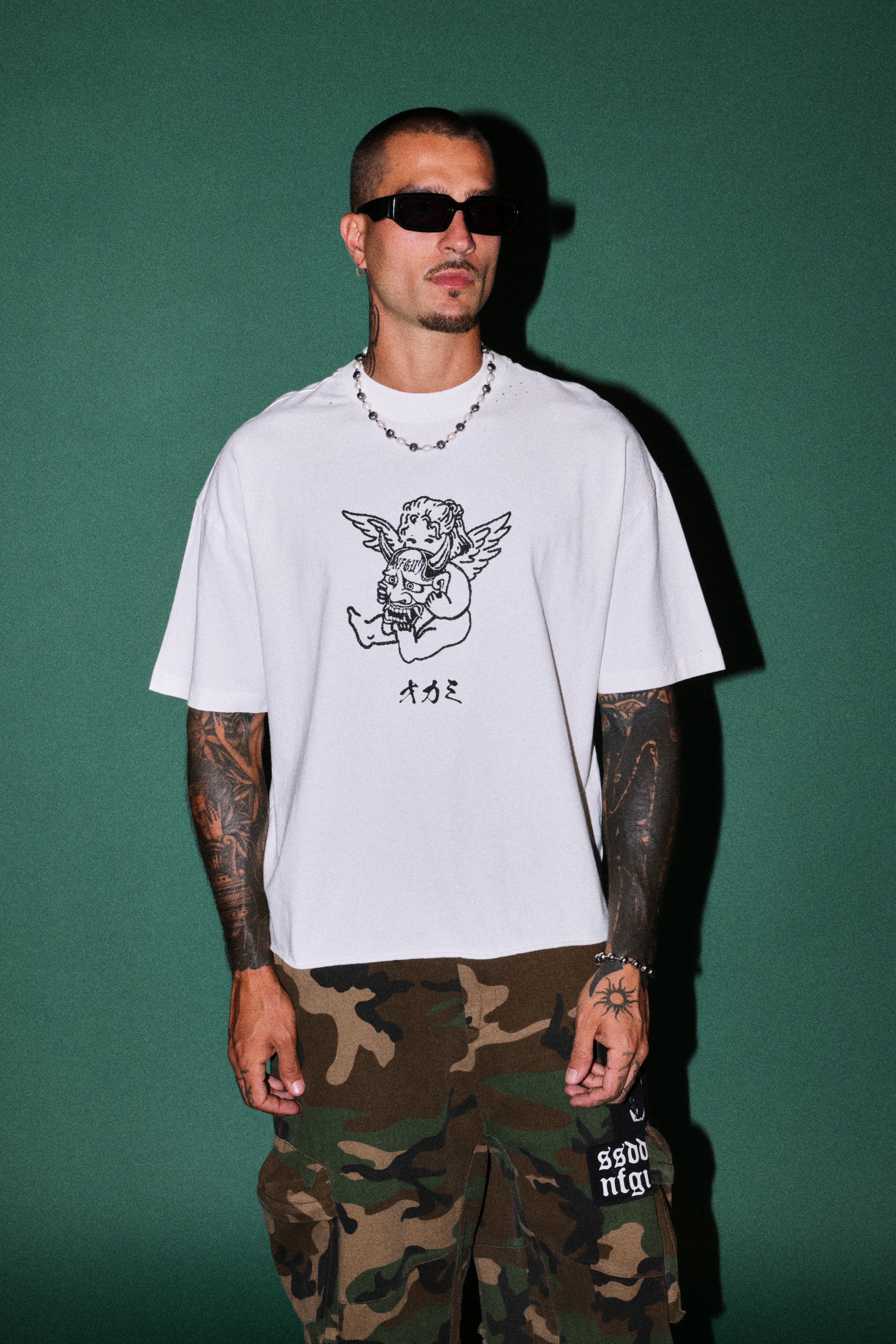 Oni Cherub Distressed Grunge Mid Length Raw Hem Tee in Cream — imagem 2