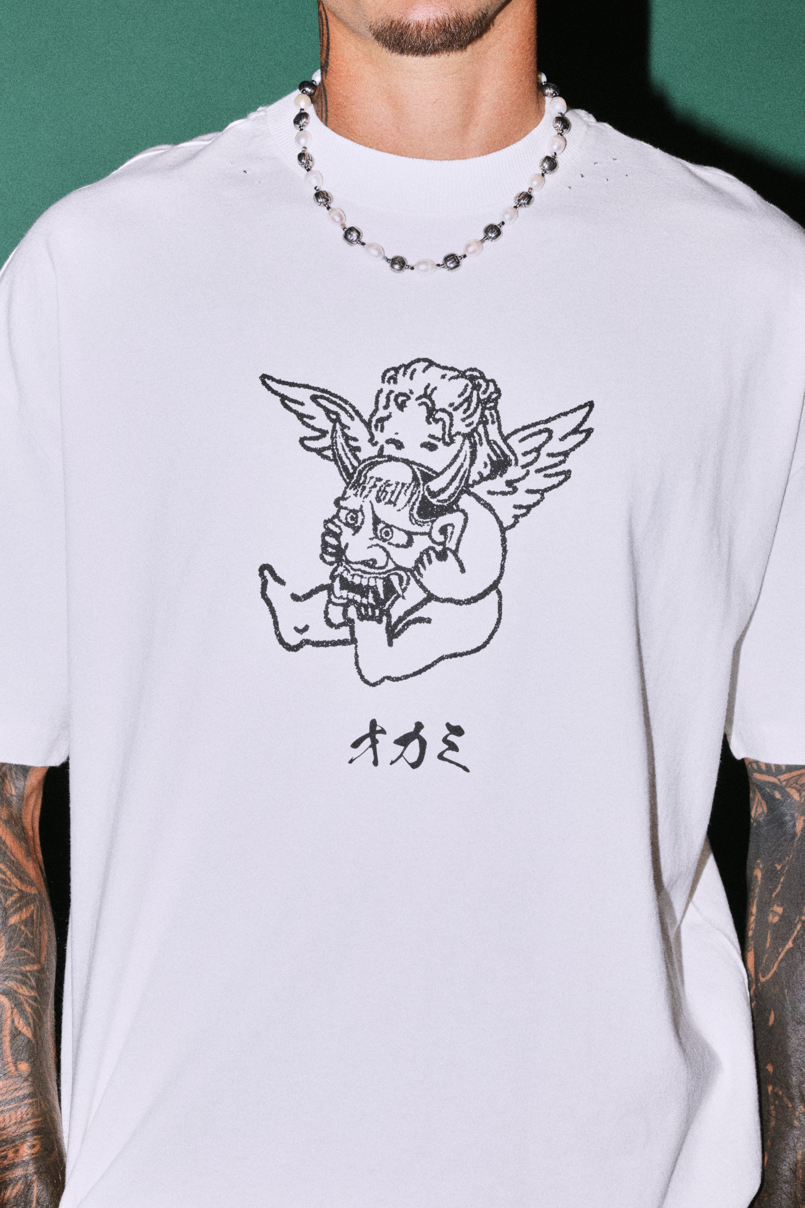 Oni Cherub Distressed Grunge Mid Length Raw Hem Tee in Cream — imagem 5