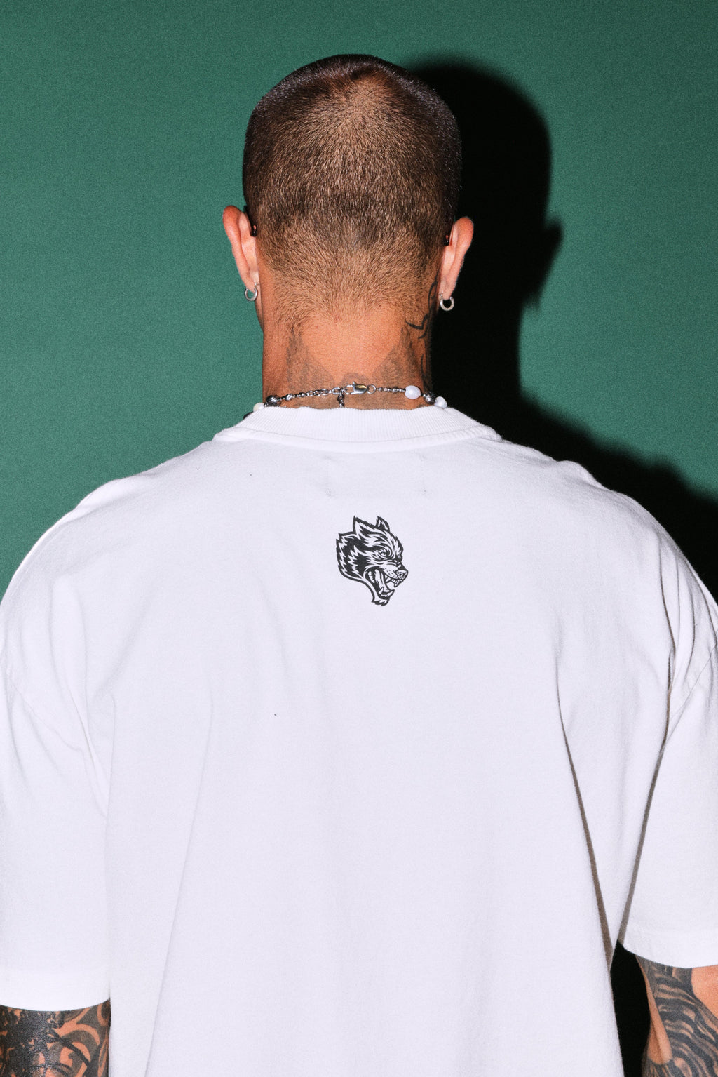 Oni Cherub Distressed Grunge Mid Length Raw Hem Tee in Cream — imagem 6