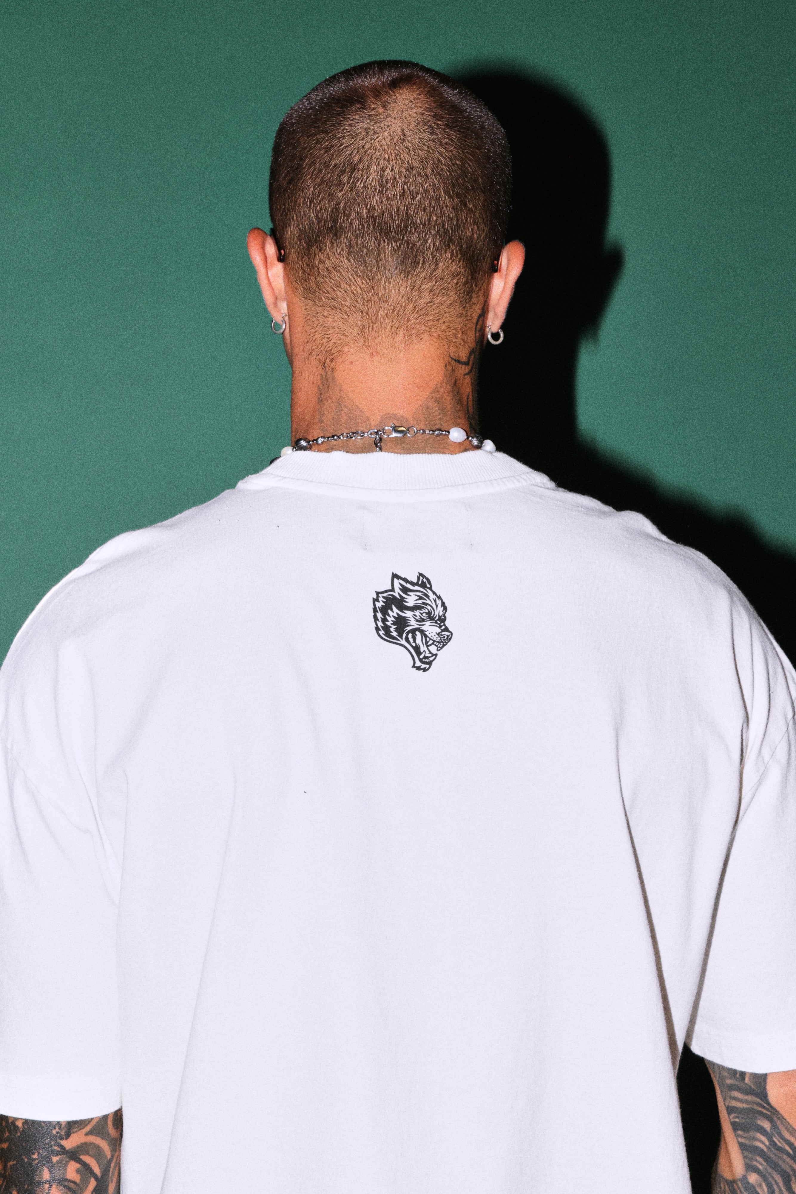 Oni Cherub Distressed Grunge Mid Length Raw Hem Tee in Cream — imagem 6