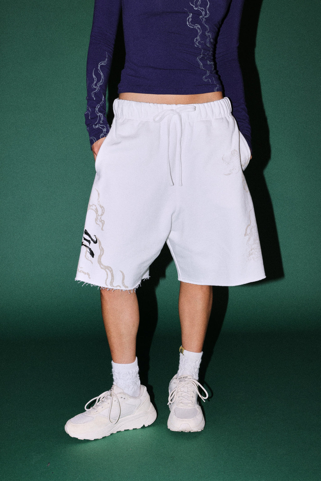 Kokuryu Grunge Oversized Raw Hem Post Lounge Sweat Shorts in Cream — imagem 2