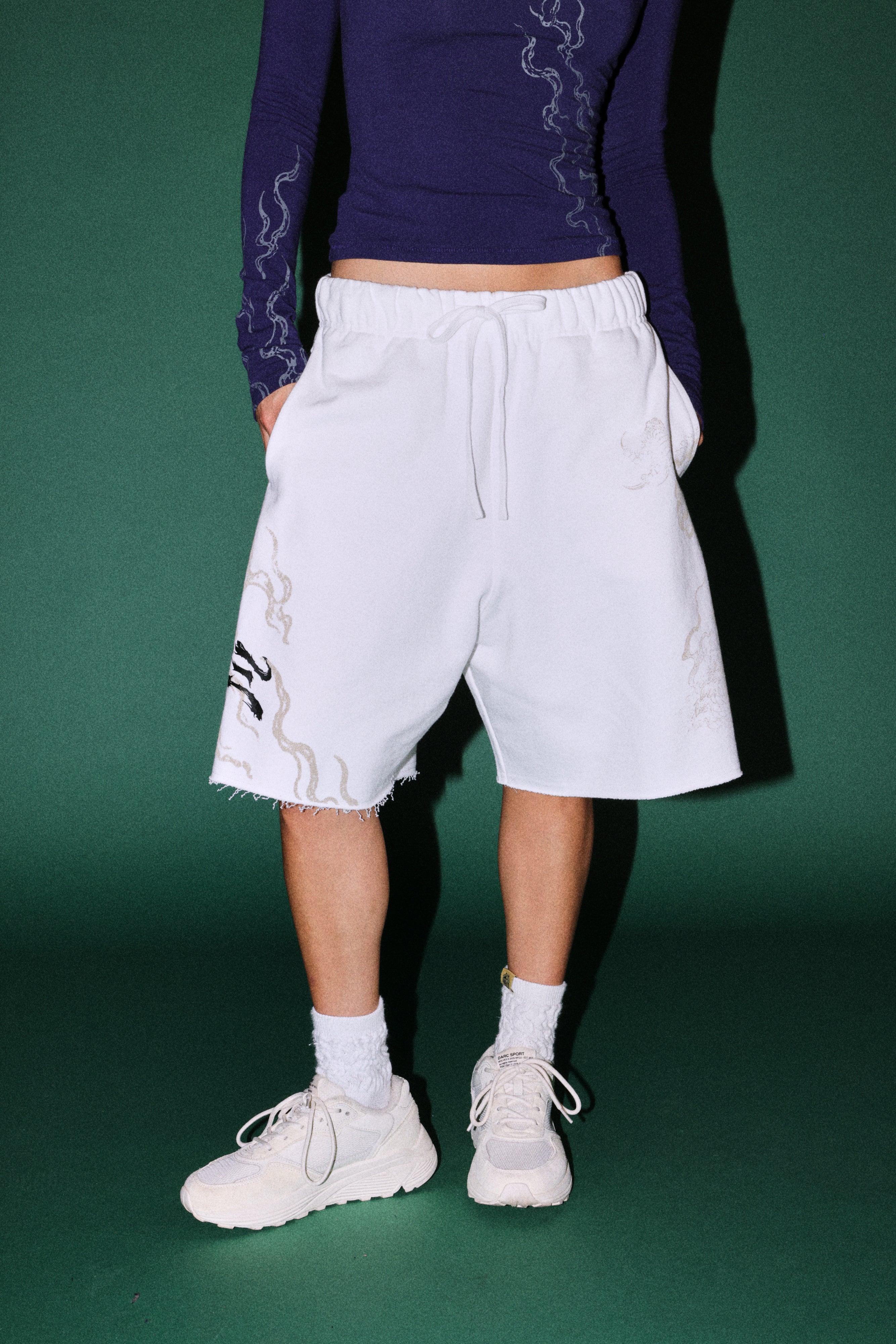 Kokuryu Grunge Oversized Raw Hem Post Lounge Sweat Shorts in Cream — imagem 2