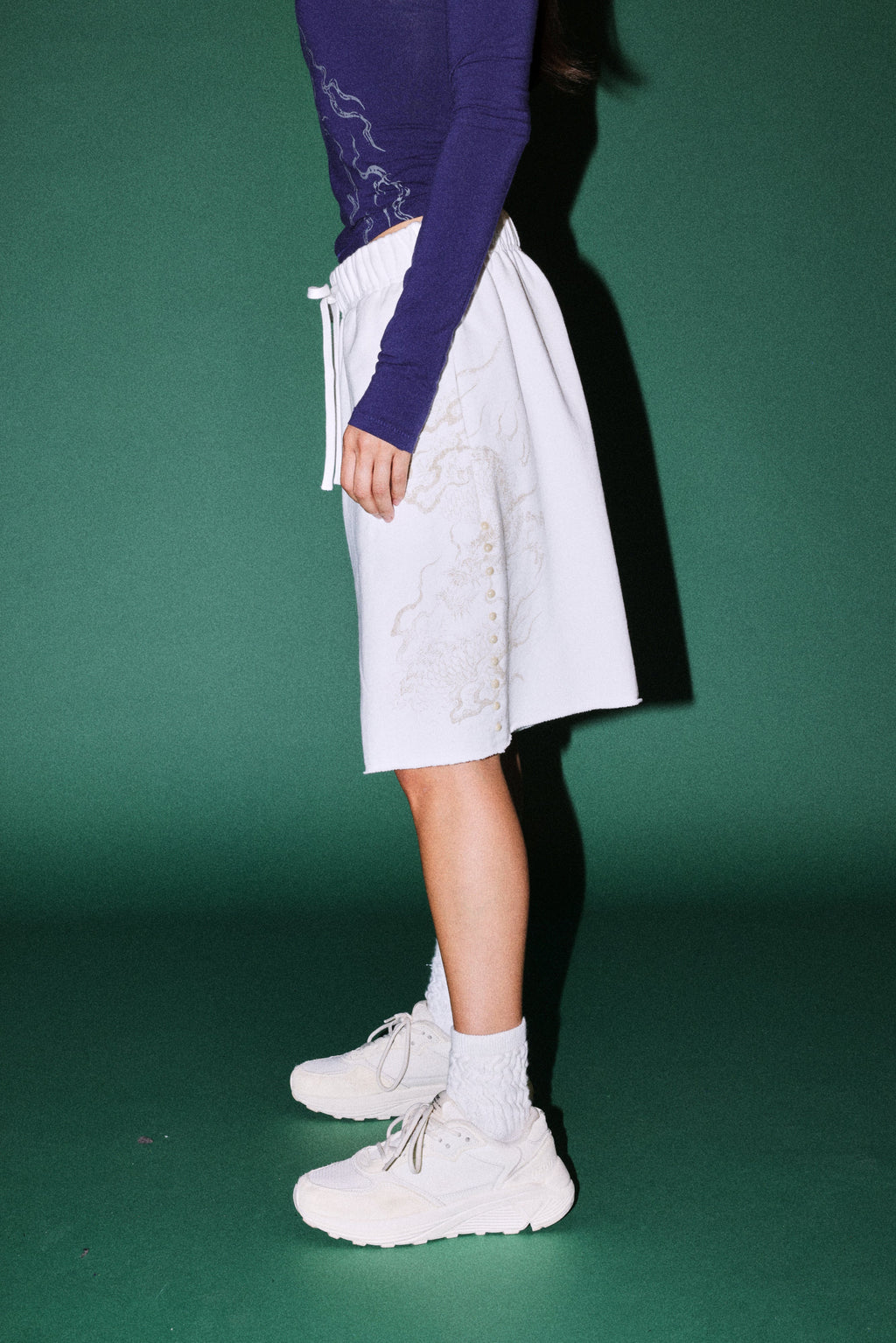 Kokuryu Grunge Oversized Raw Hem Post Lounge Sweat Shorts in Cream — imagem 5