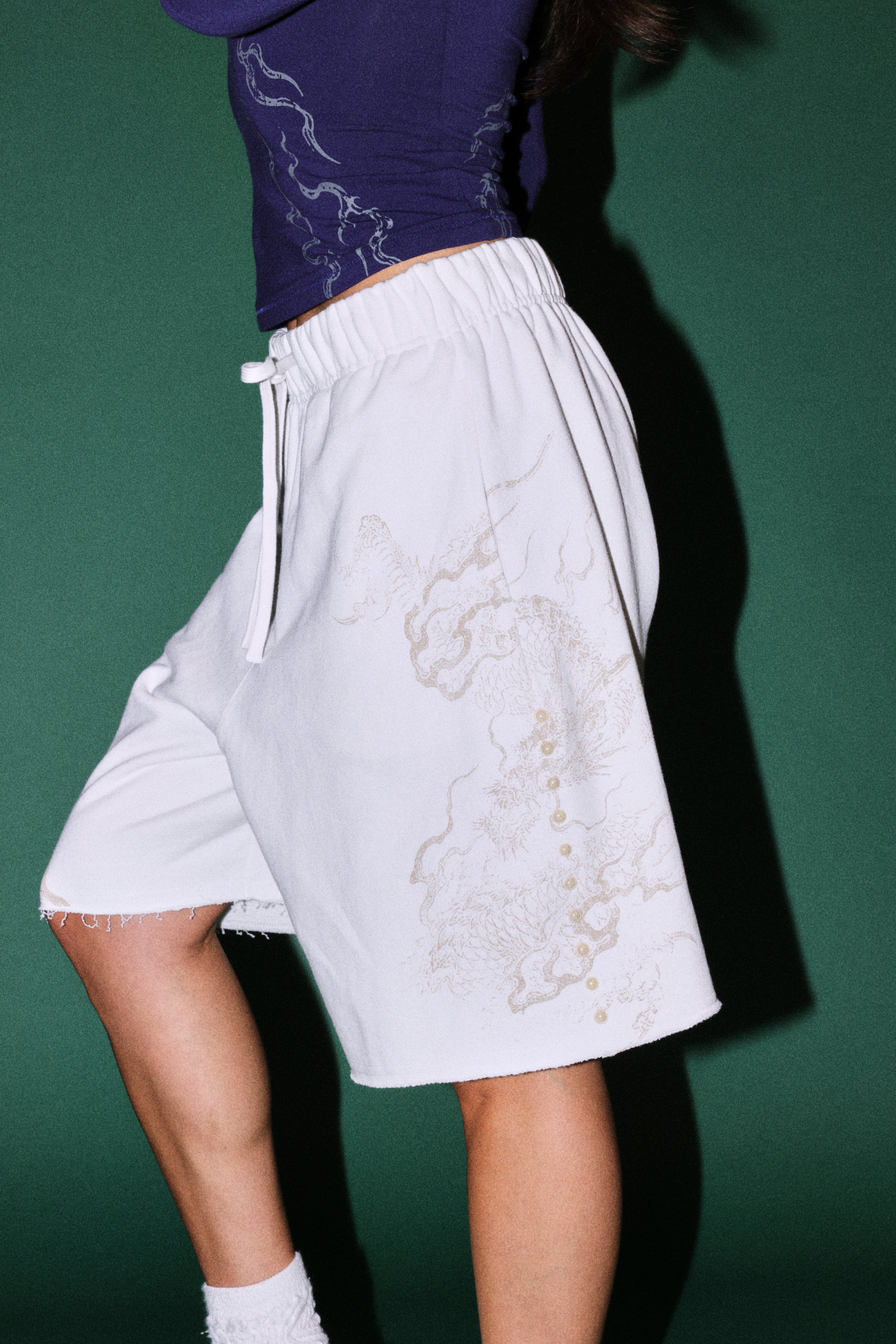 Kokuryu Grunge Oversized Raw Hem Post Lounge Sweat Shorts in Cream — imagem 9